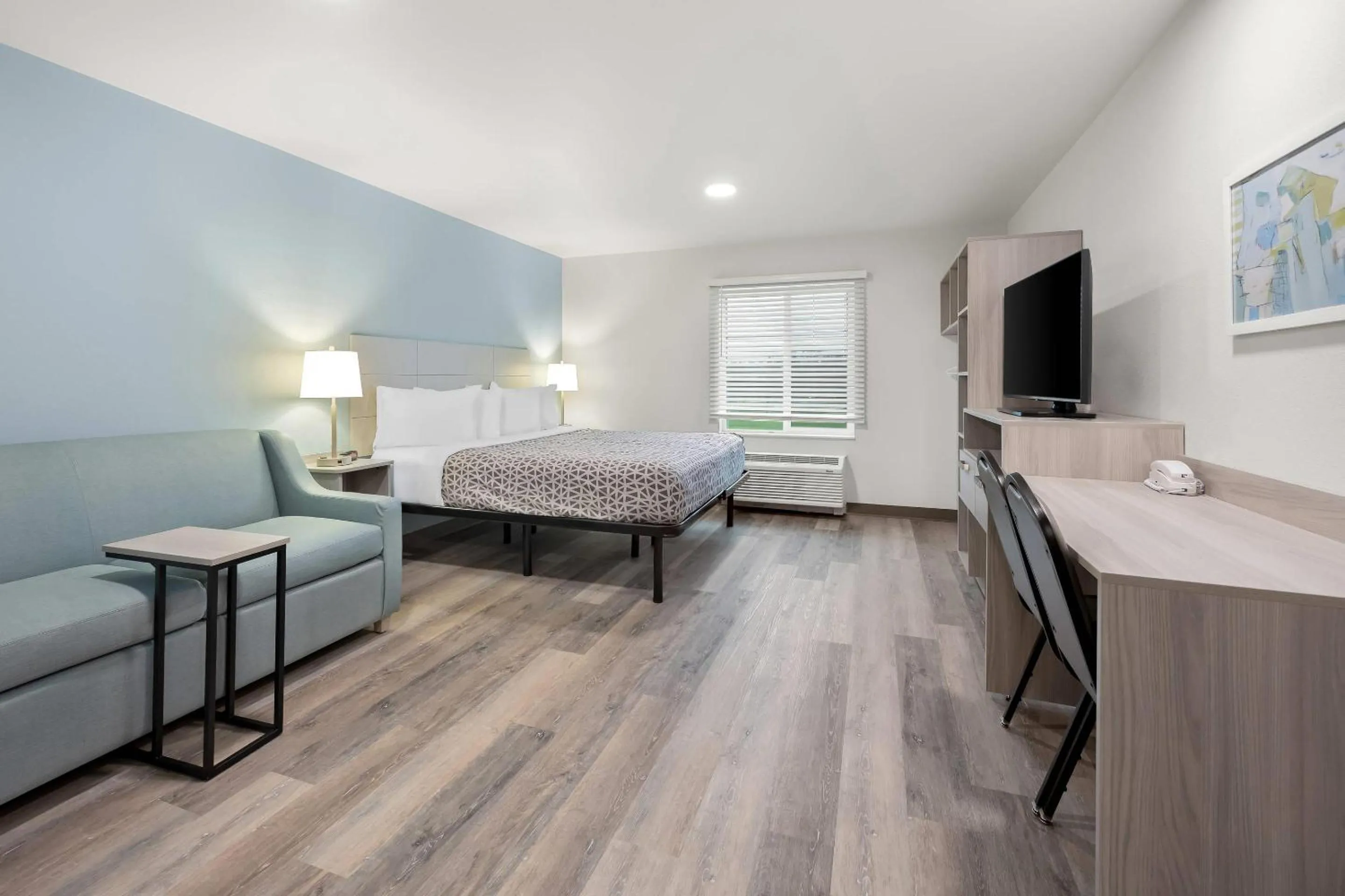 TV and multimedia, Bed in WoodSpring Suites Medford near I-5