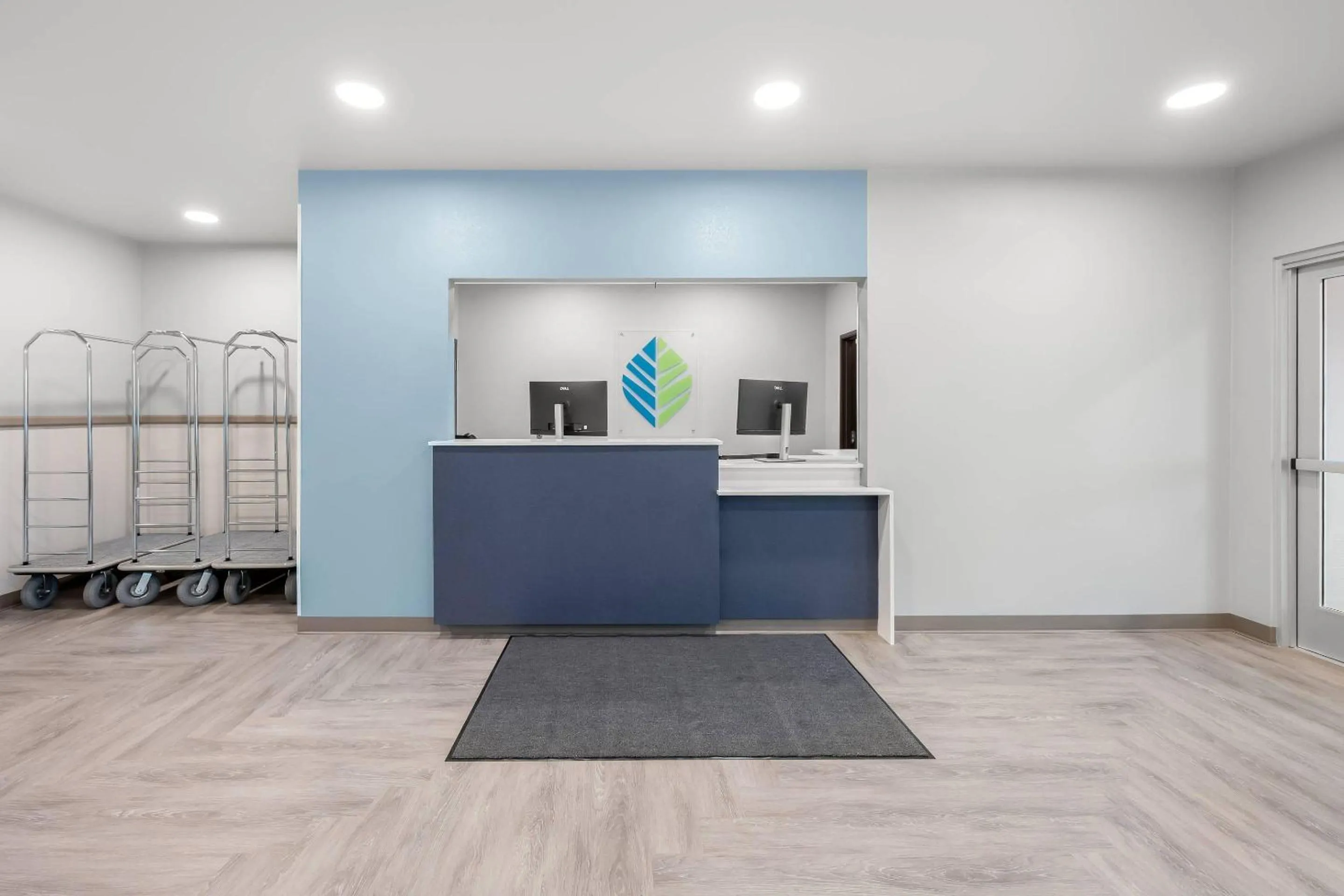 Communal lounge/ TV room in WoodSpring Suites Medford near I-5