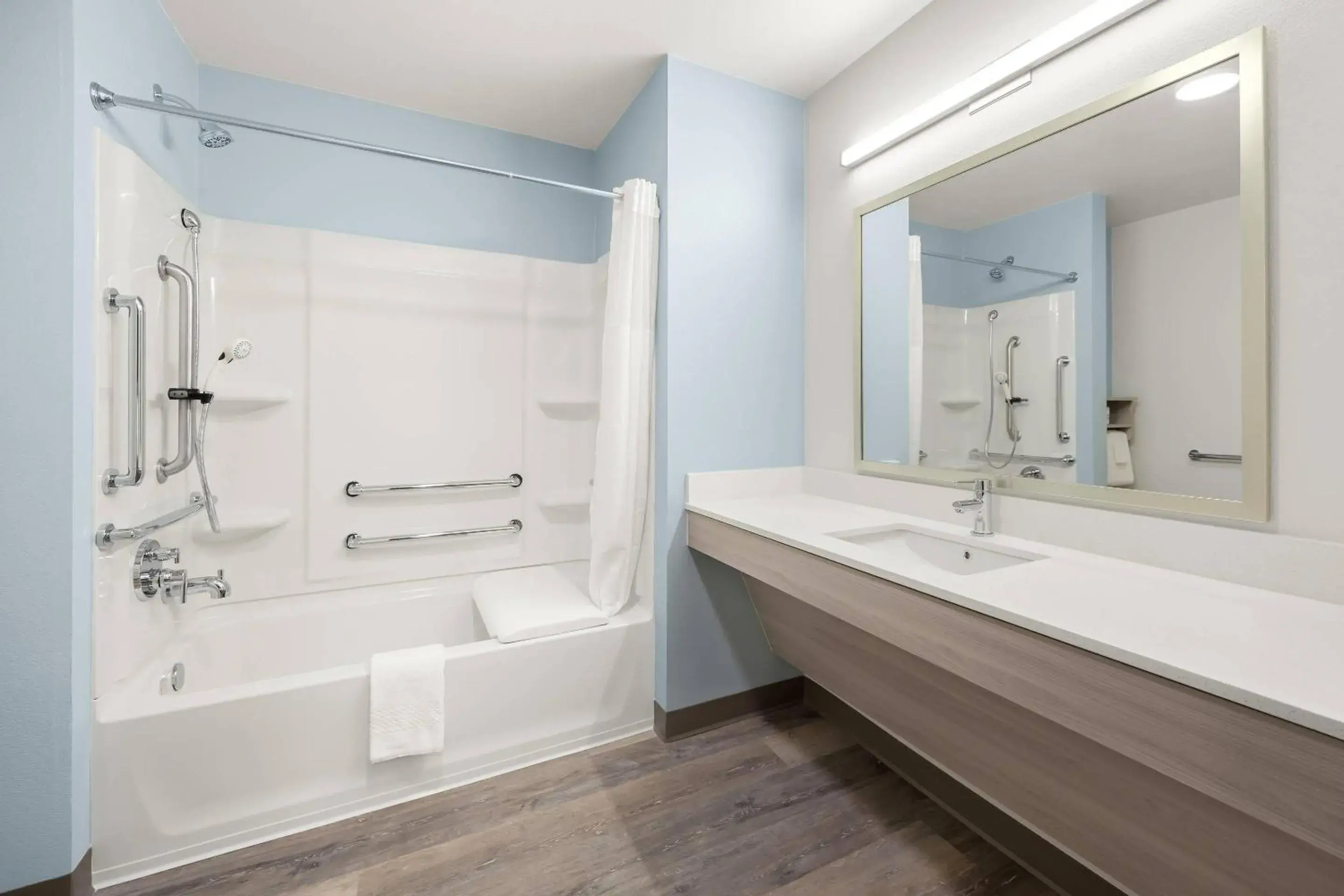 Queen Suite with Two Queen Beds and Tub - Disability Access/Non Smoking in WoodSpring Suites Medford near I-5 Queen Suite with Two Queen Beds and Tub - Disability Access/Non Smoking in WoodSpring Suites Medford near I-5