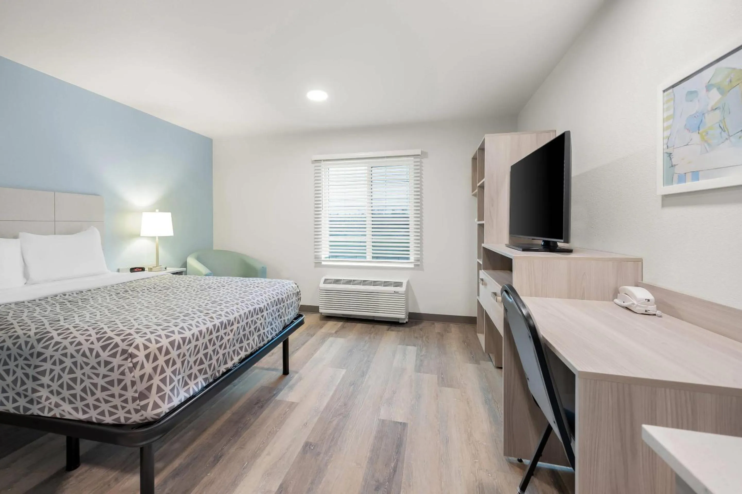 Bedroom, Bed in WoodSpring Suites Medford near I-5