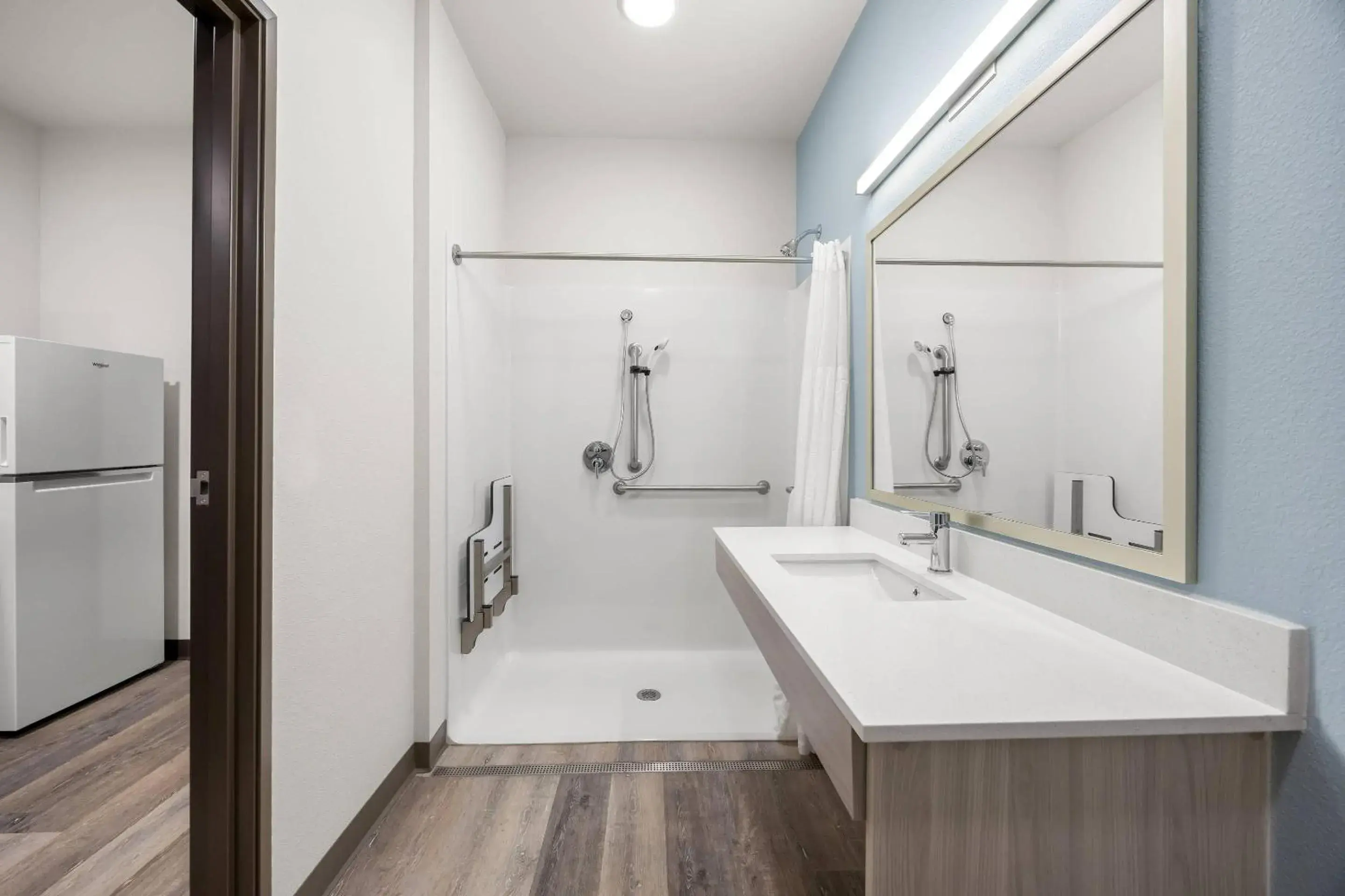 Queen Suite with Roll-In Shower - Disability Access/Non Smoking in WoodSpring Suites Medford near I-5 Queen Suite with Roll-In Shower - Disability Access/Non Smoking in WoodSpring Suites Medford near I-5