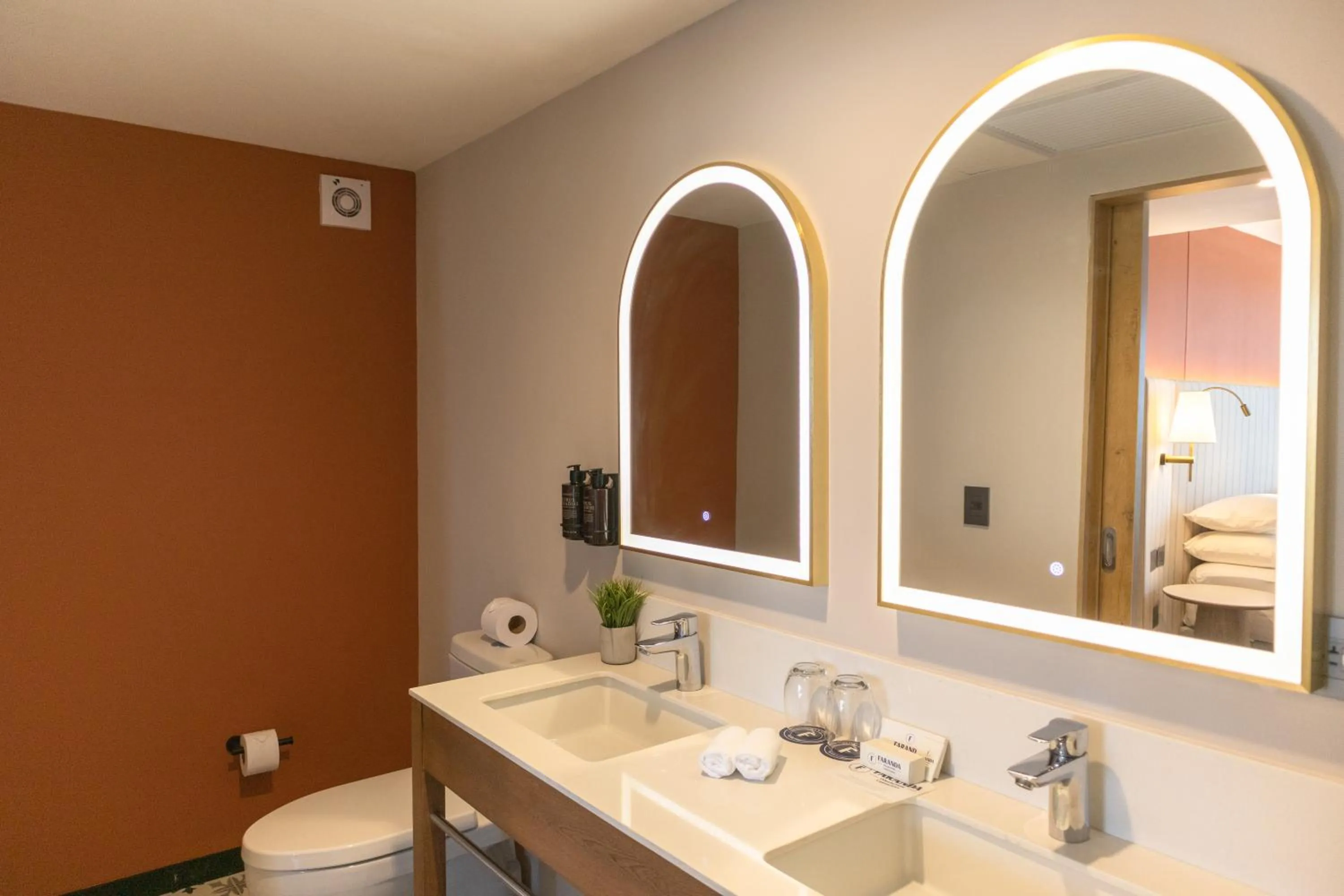 Toilet in Faranda Collection Cartagena, a member of Radisson Individuals