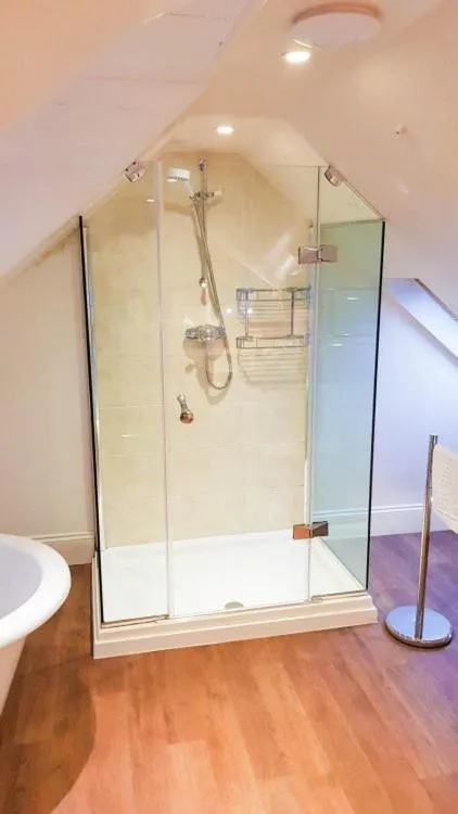 Shower in Glenisle Hotel