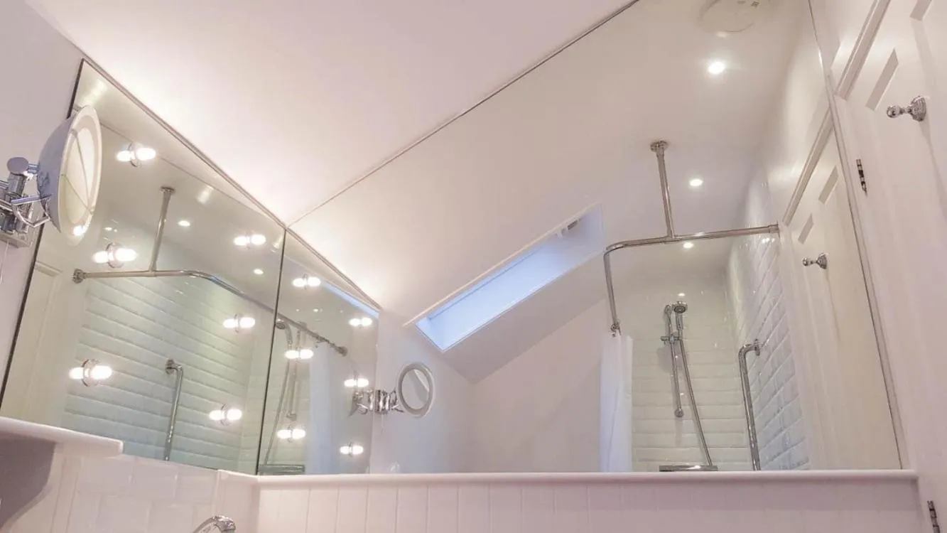 Bathroom in Glenisle Hotel