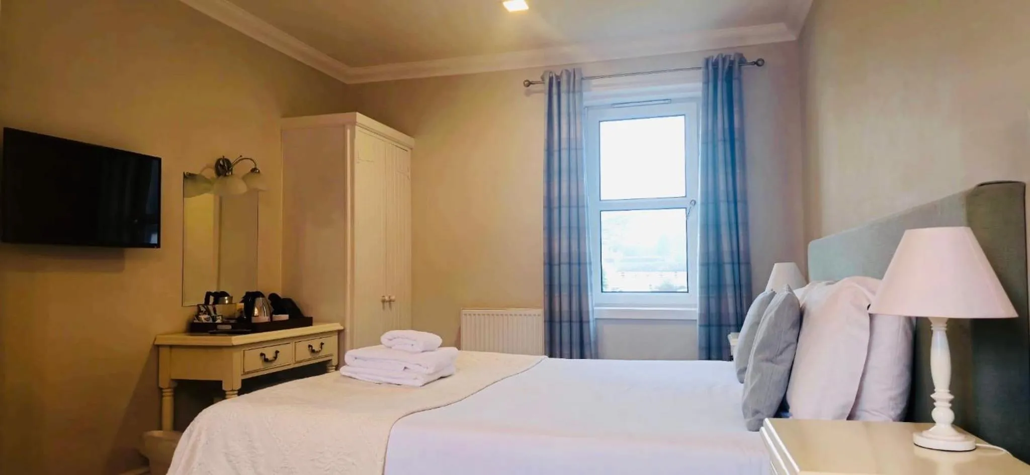 Bedroom, Bed in Glenisle Hotel