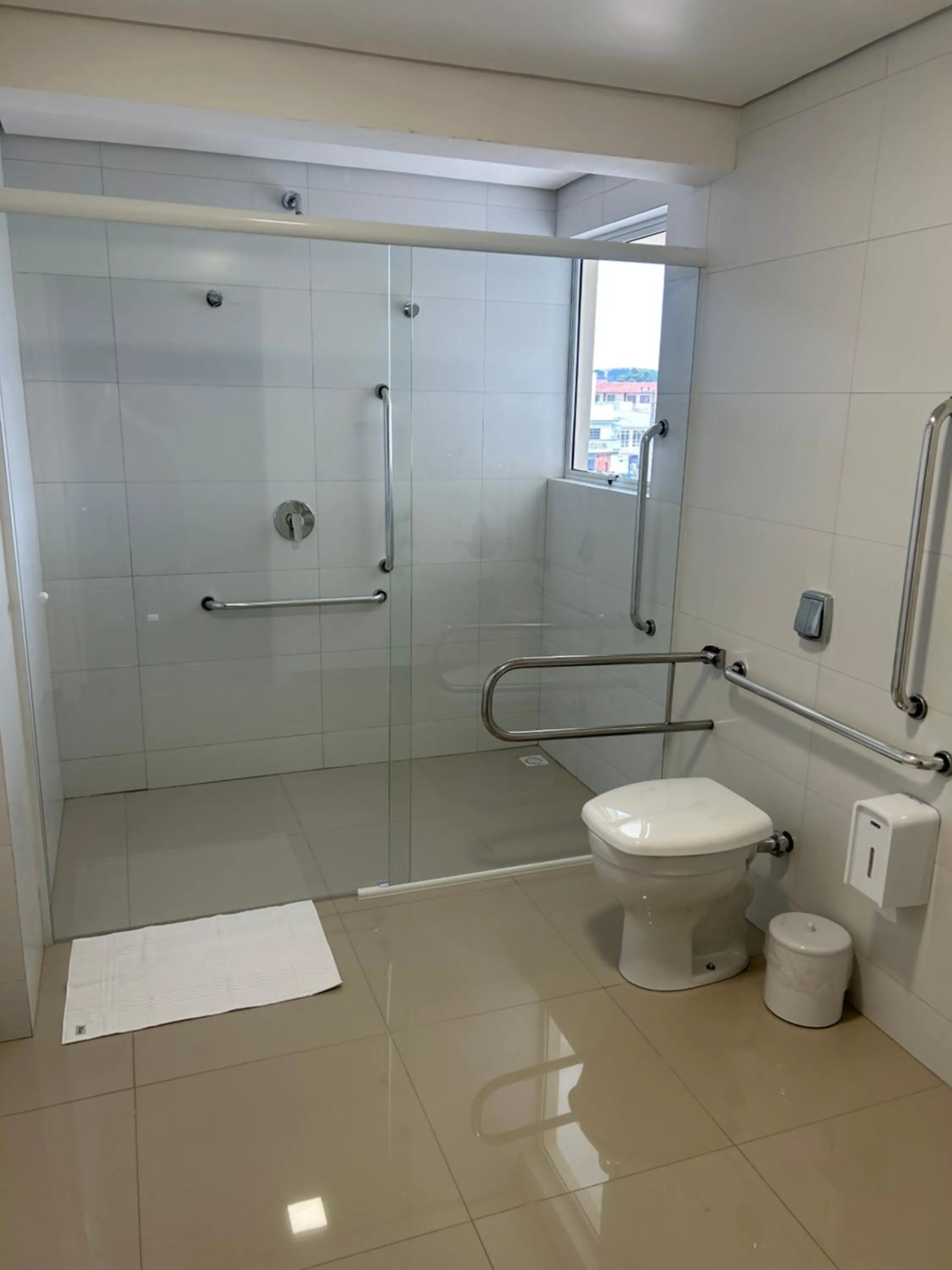 Shower in Hotel Bon Vivant