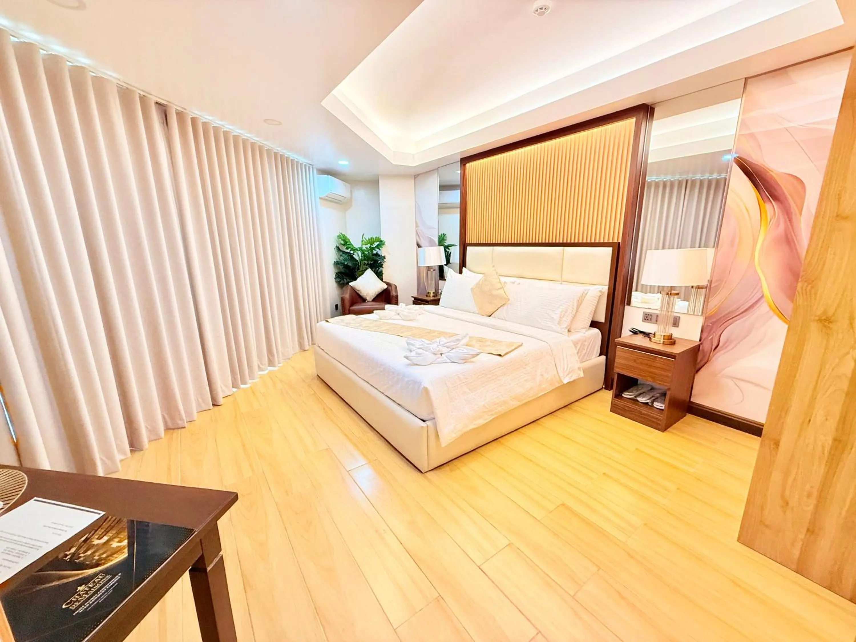Bedroom, Bed in Chateau de Maisons Suites