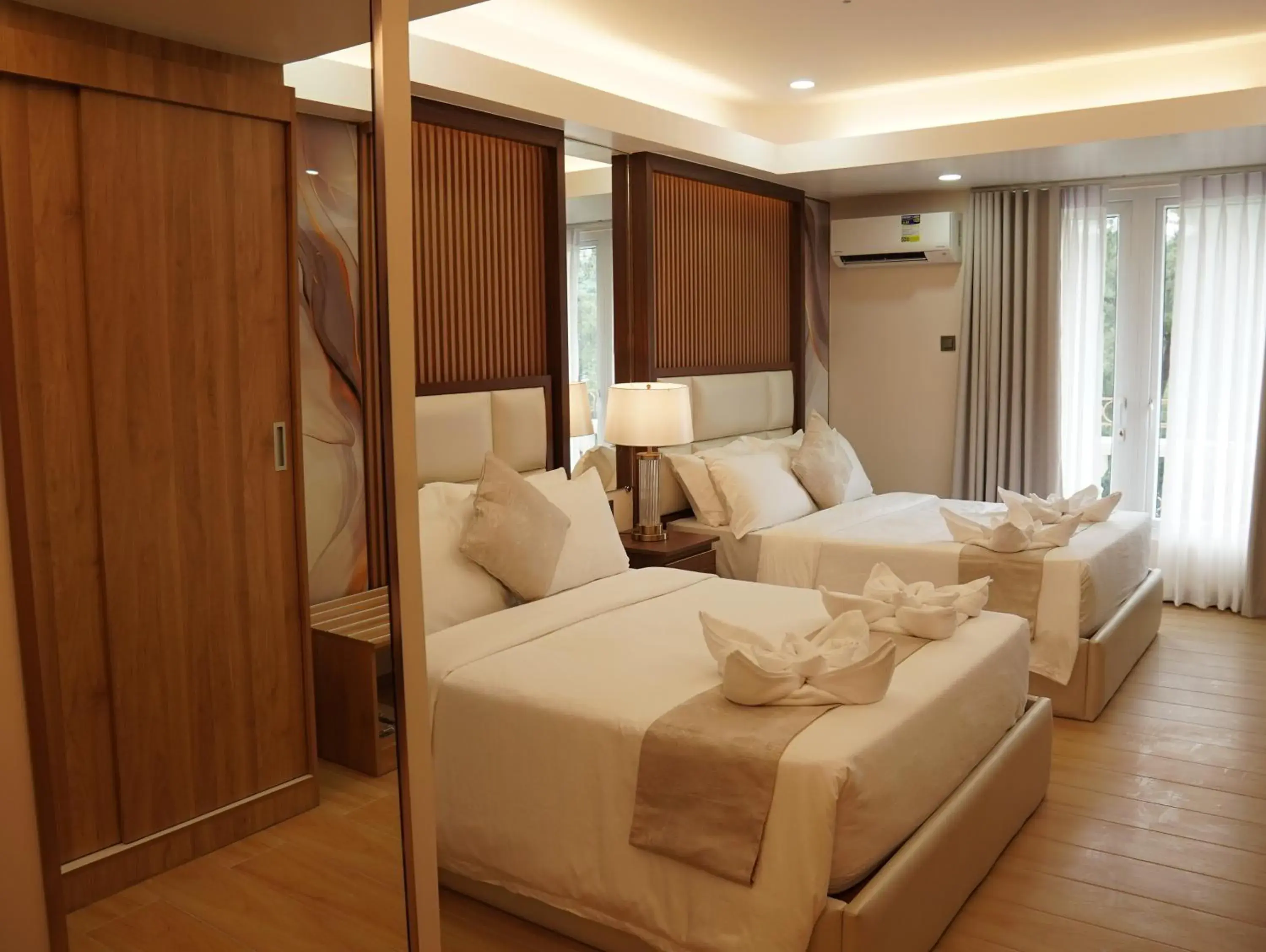 Superior Double Room in Chateau de Maisons Suites Superior Double Room in Chateau de Maisons Suites