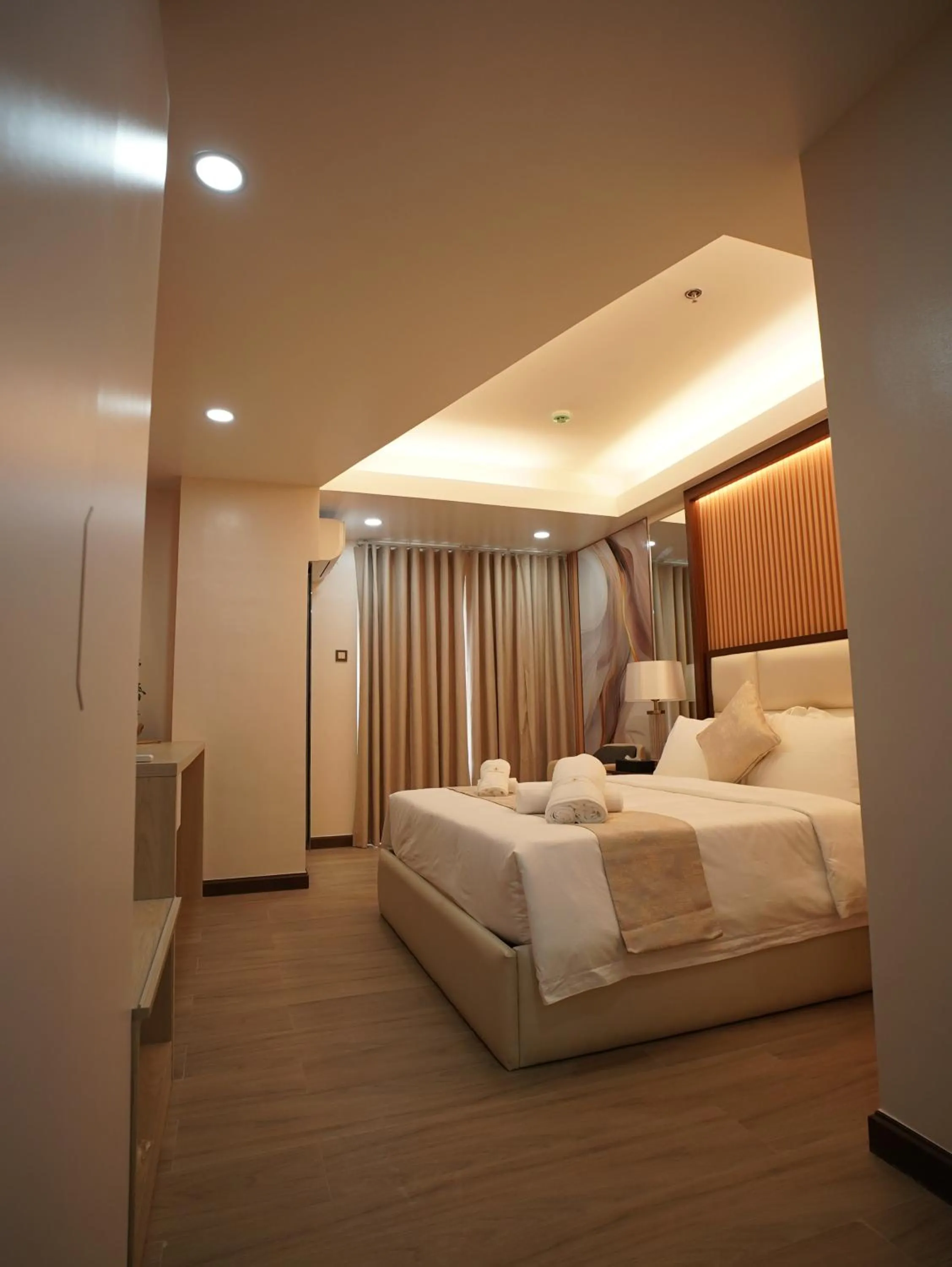 Photo of the whole room, Bed in Chateau de Maisons Suites