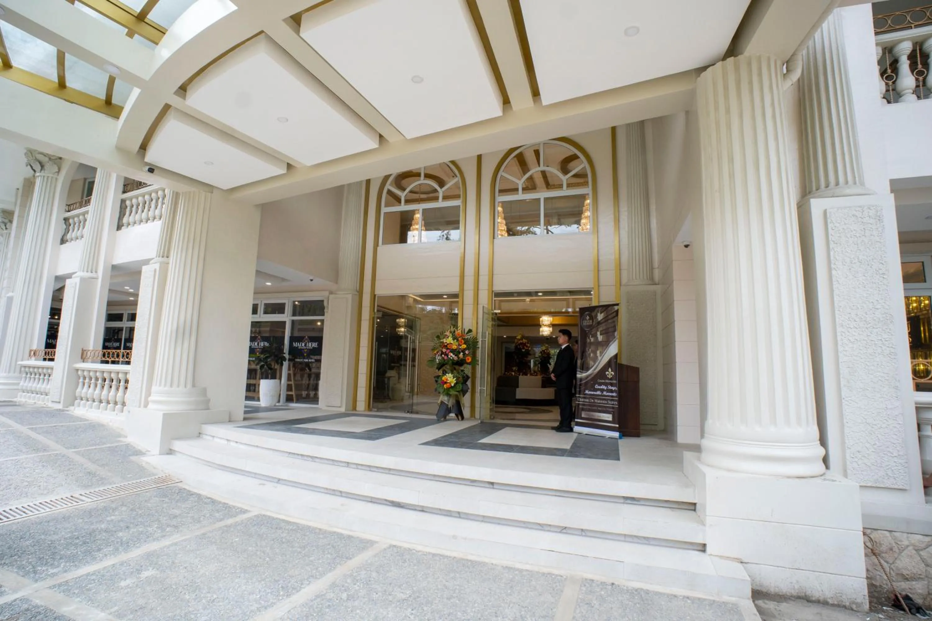 Facade/entrance in Chateau de Maisons Suites