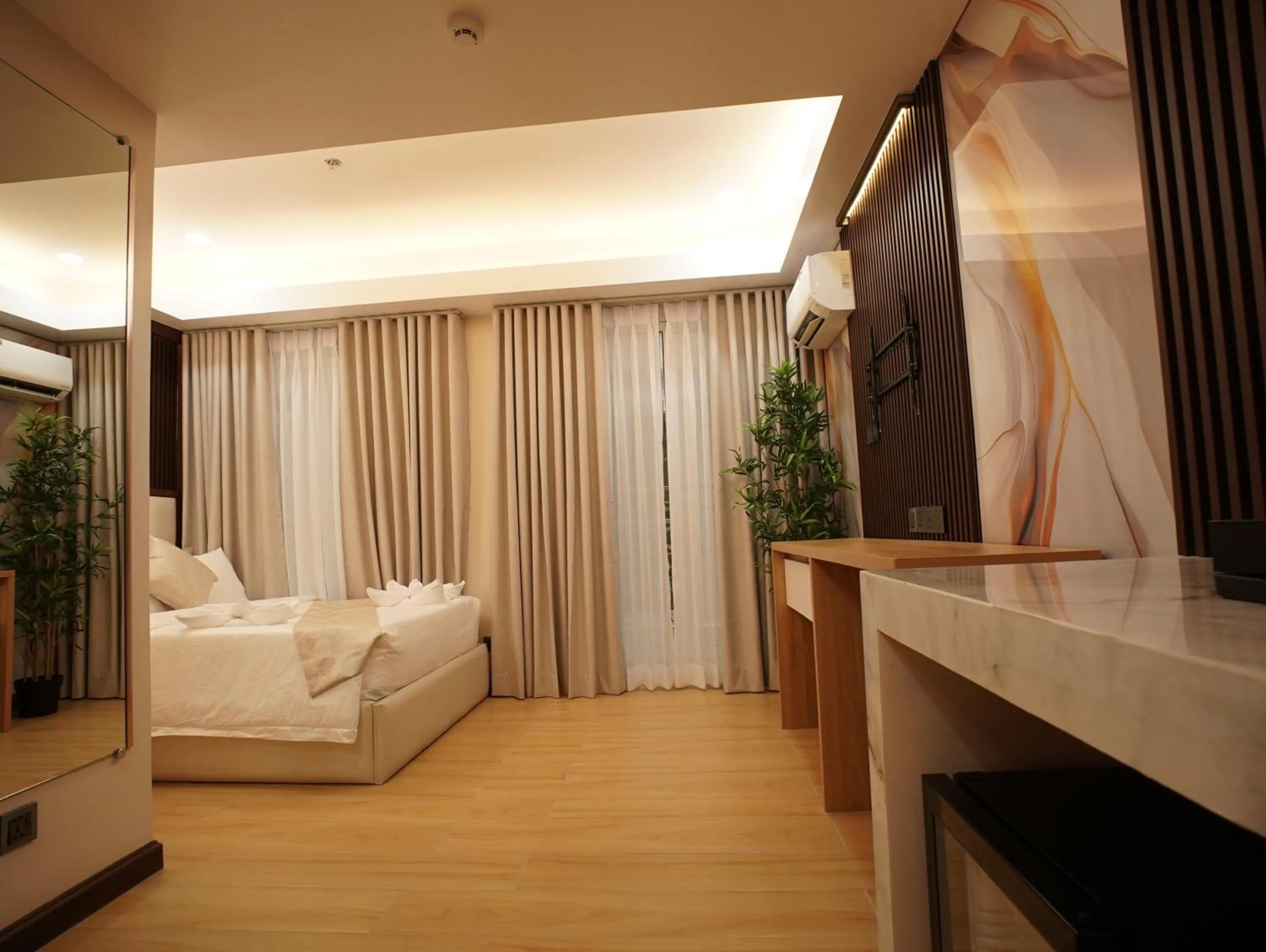 Photo of the whole room, Bed in Chateau de Maisons Suites