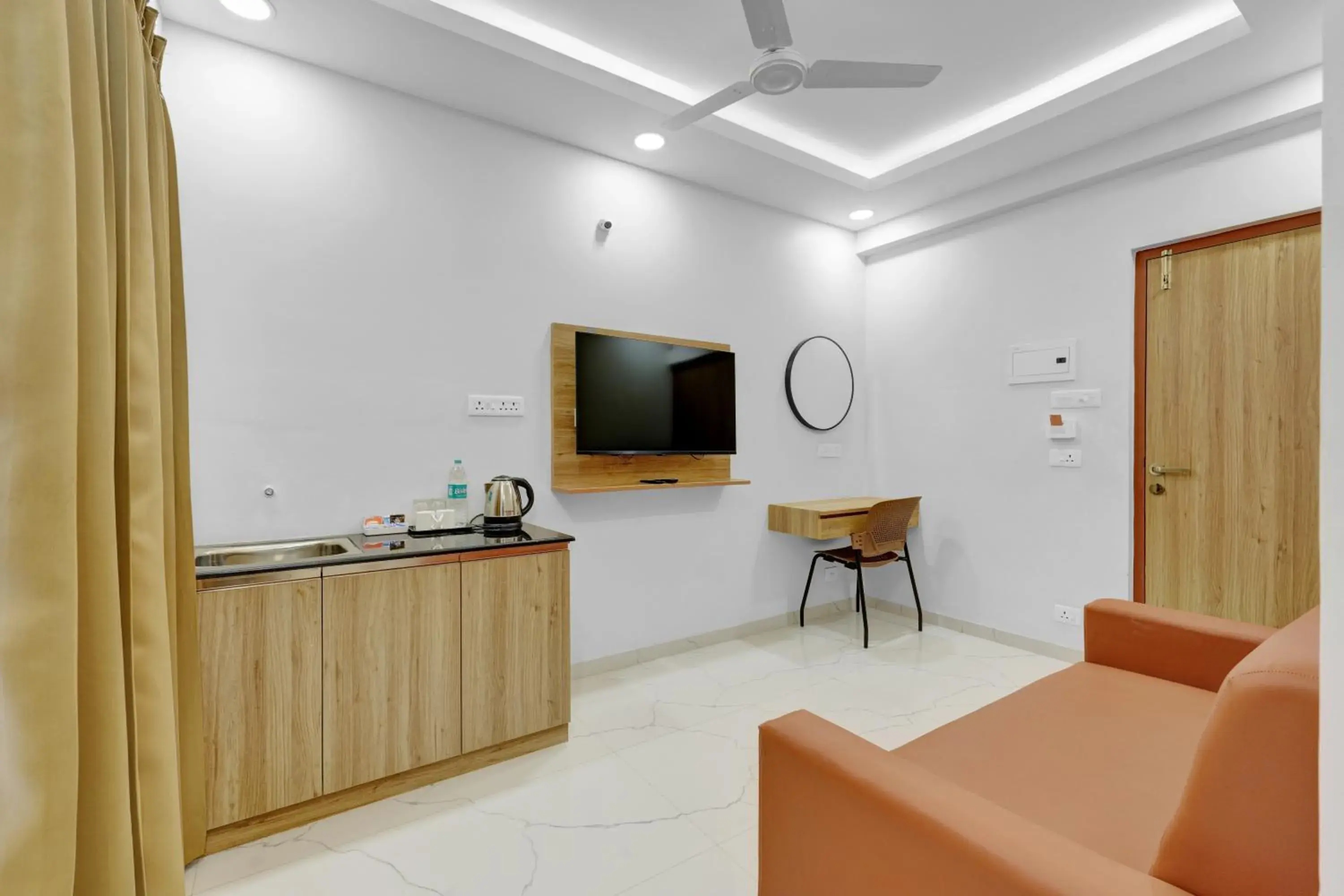 Deluxe Queen Room in Rohaan Elite stays by UPAR Deluxe Queen Room in Rohaan Elite stays by UPAR