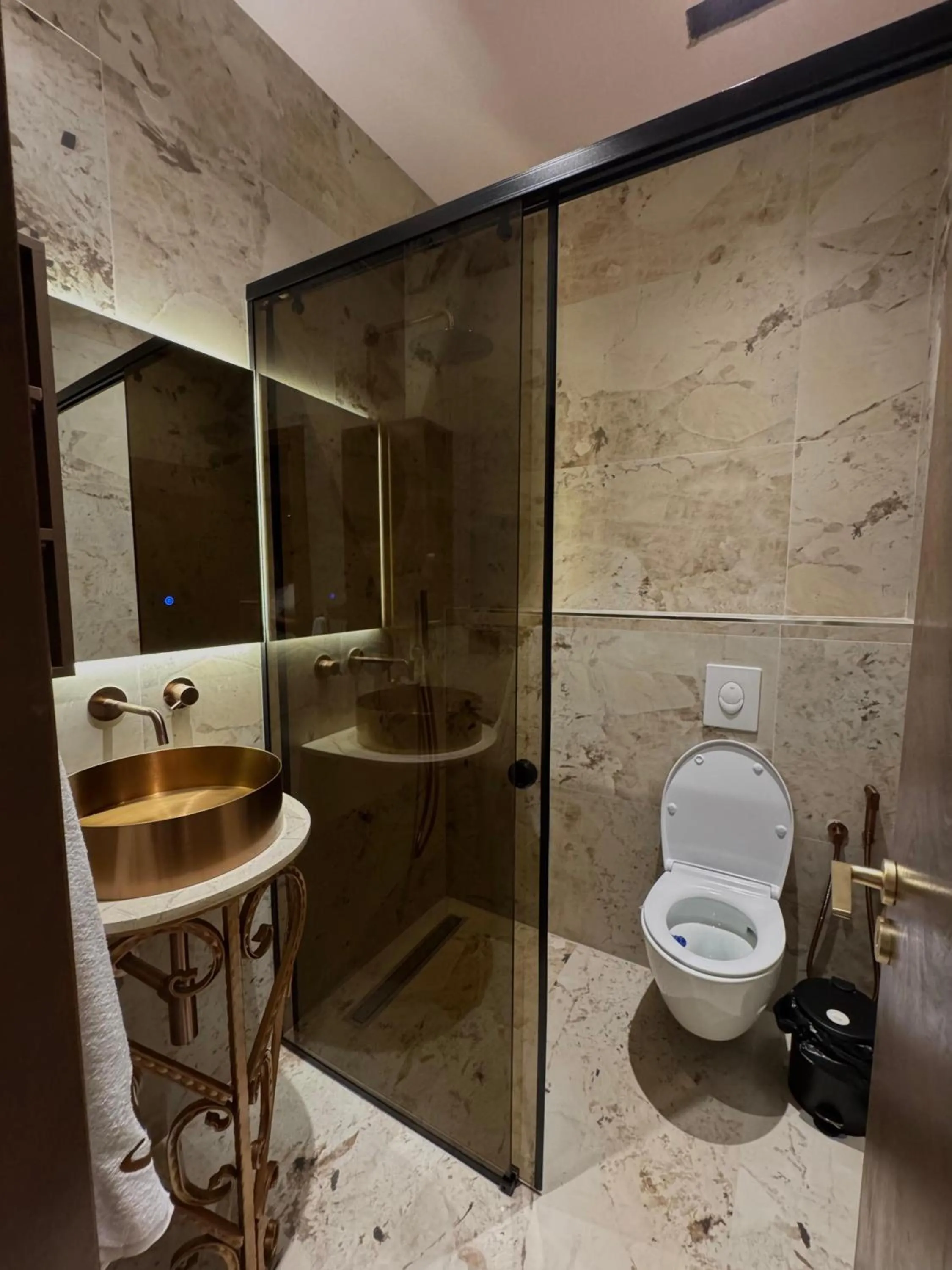 Shower in The HH Point