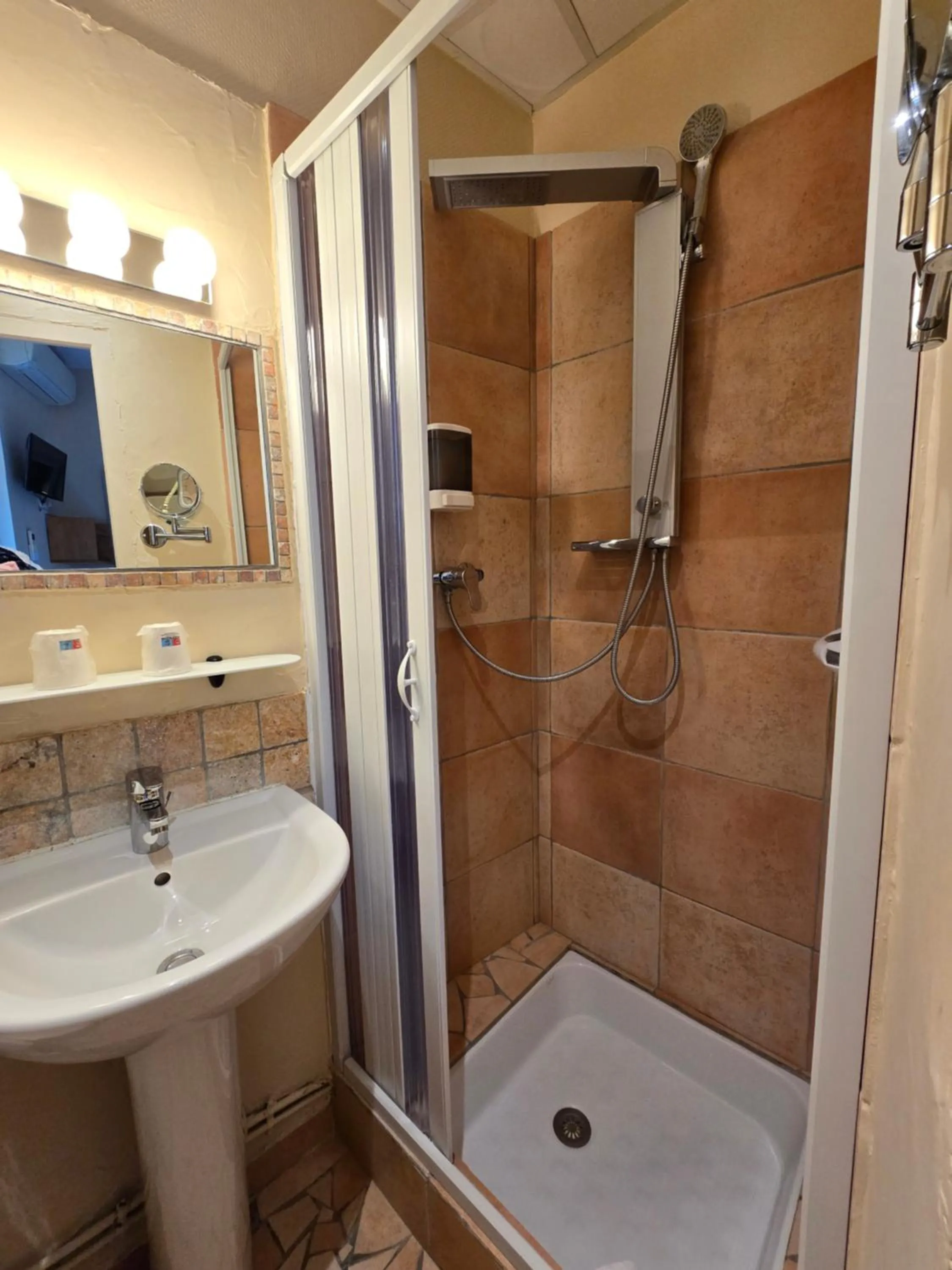 Economy Double Room in Hôtel Le Colbert