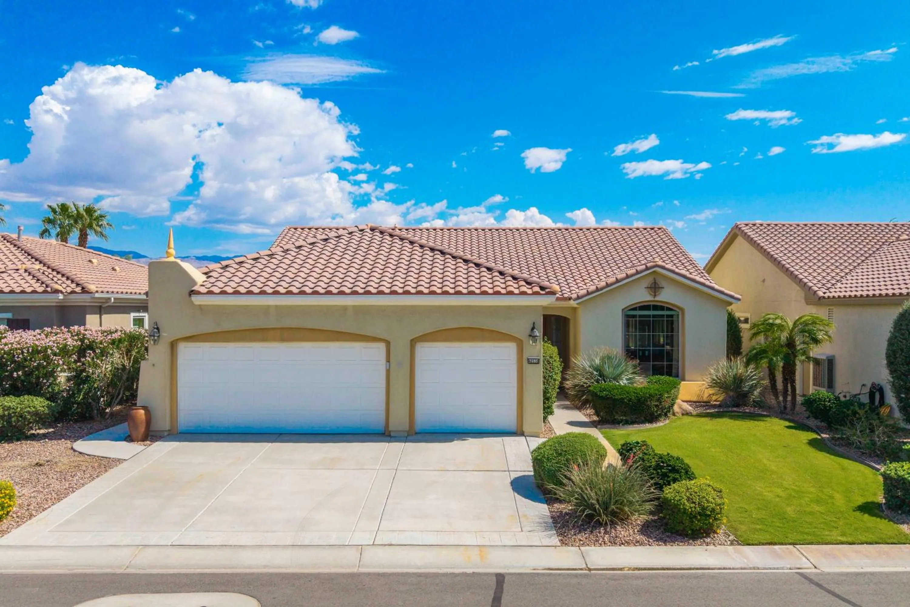 Parking in Desert Fairway Oasis