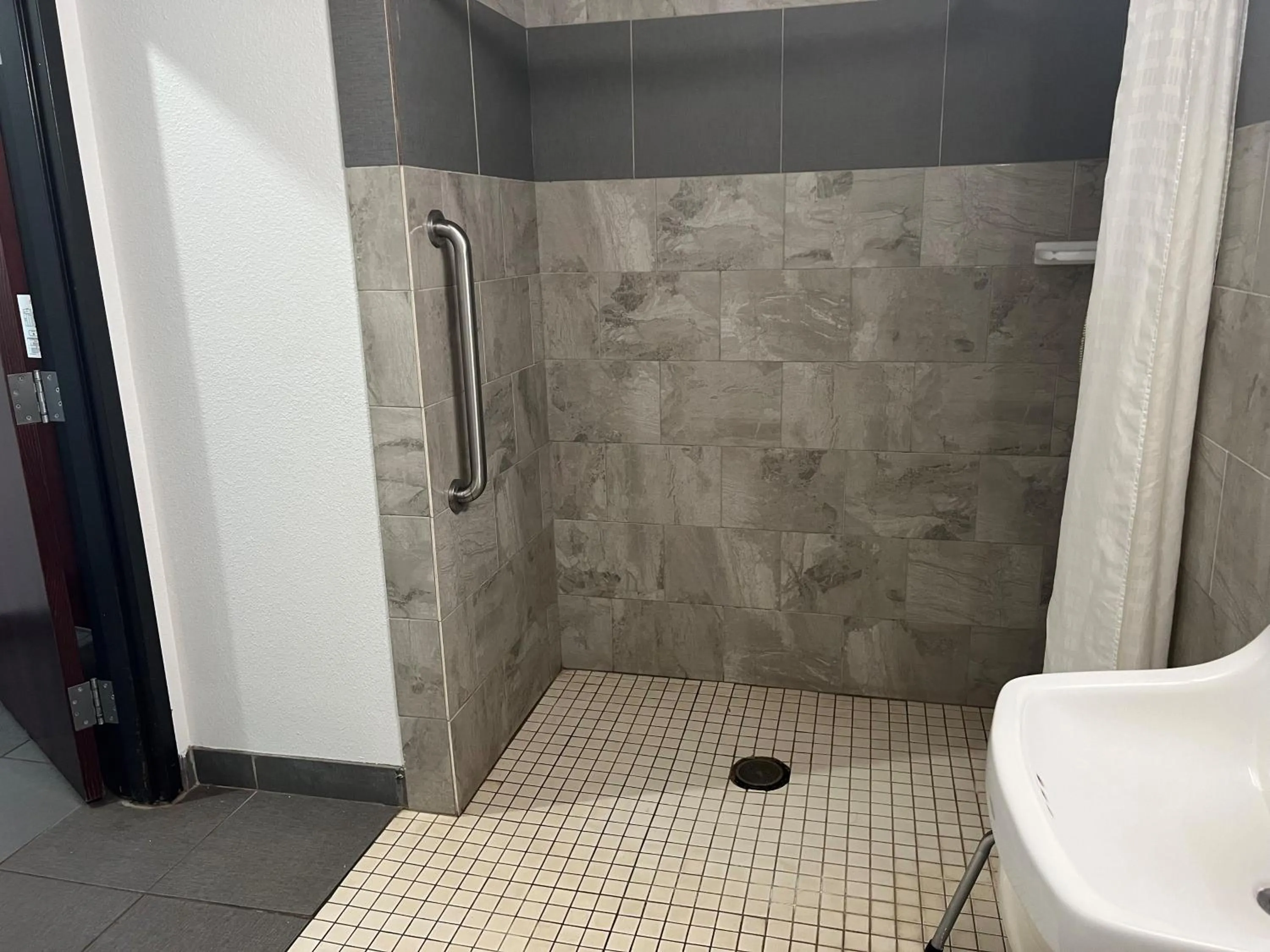 Bathroom in Days Inn by Wyndham Alva