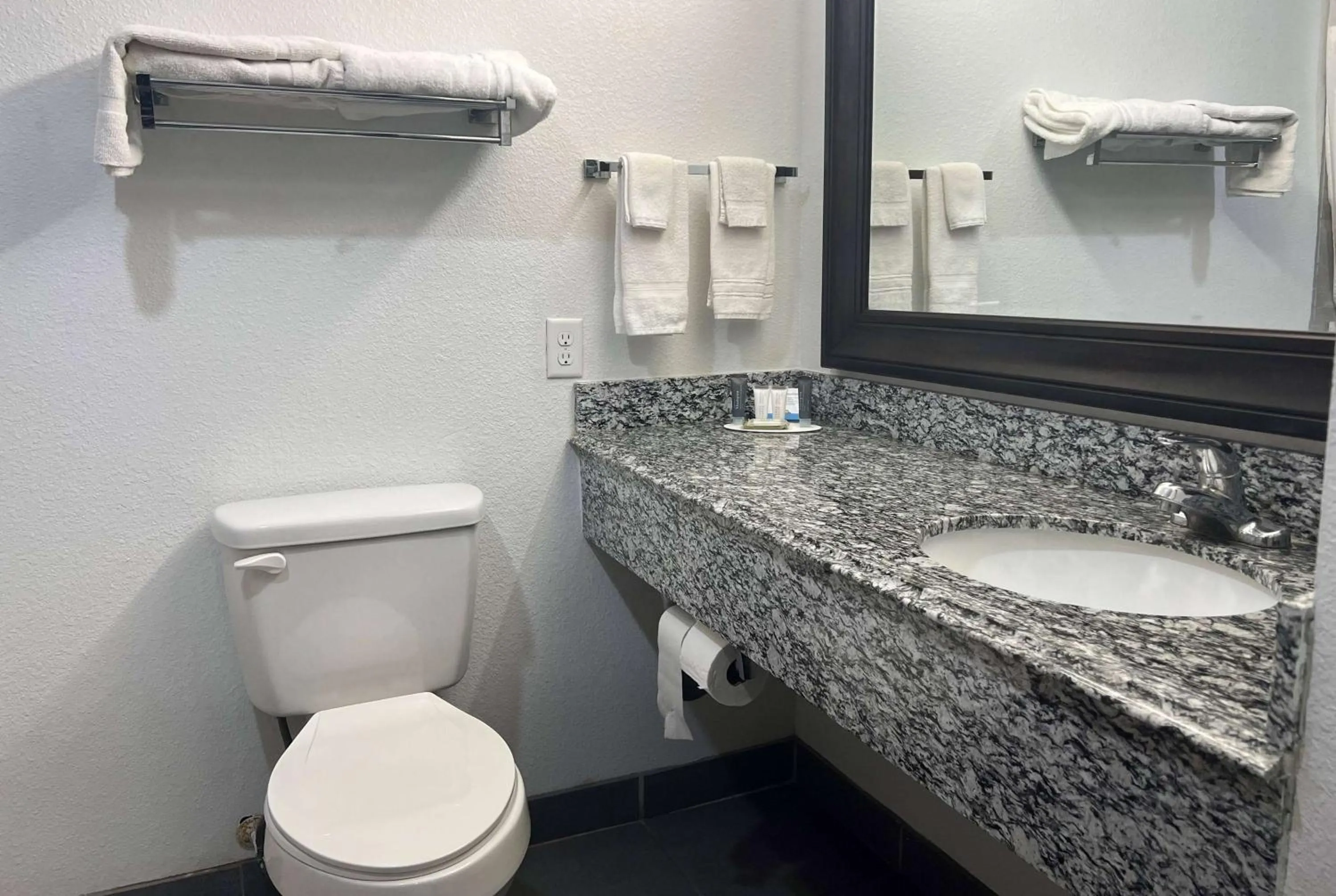 Bathroom in Days Inn by Wyndham Alva