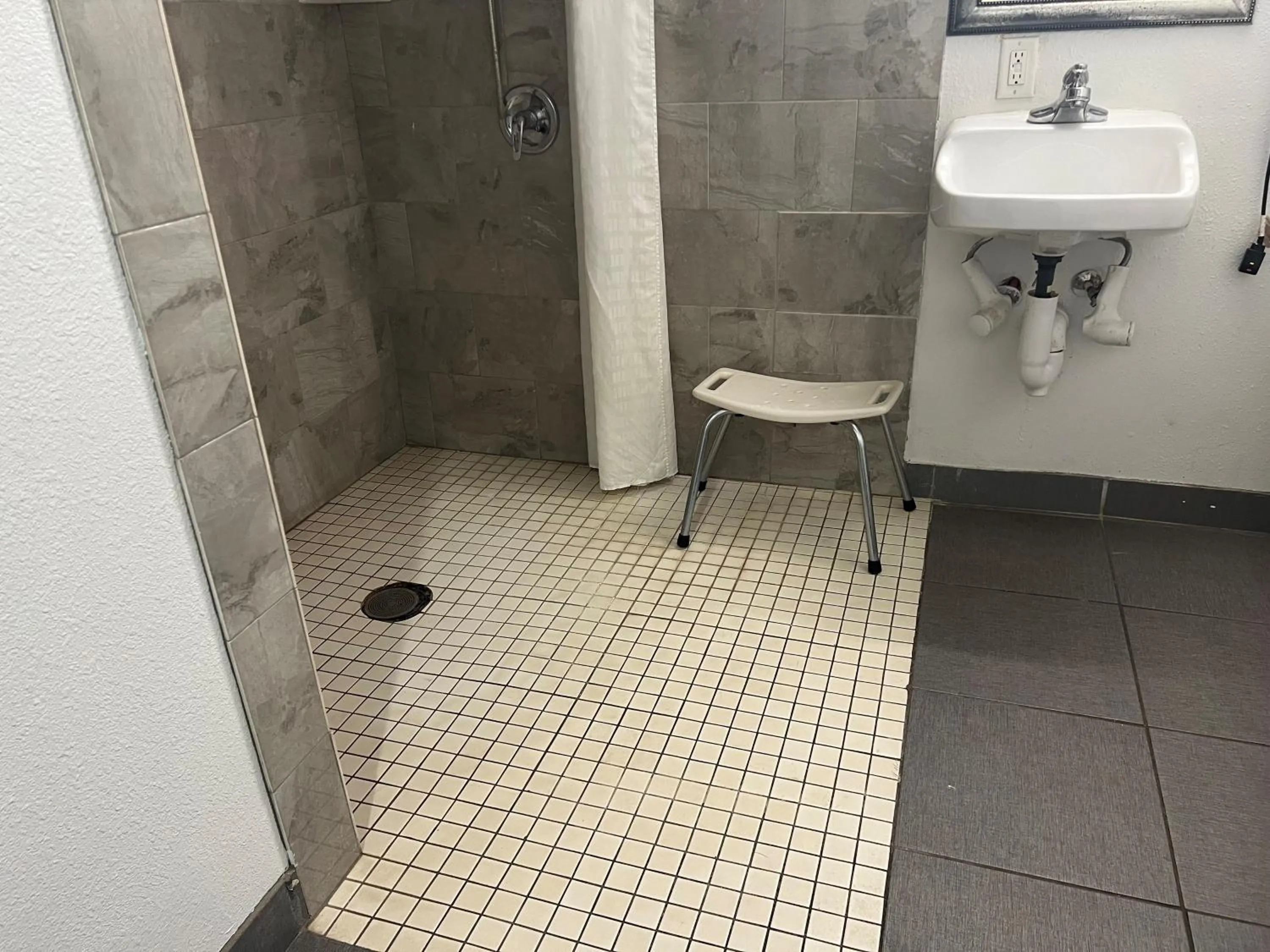 Shower in Days Inn by Wyndham Alva