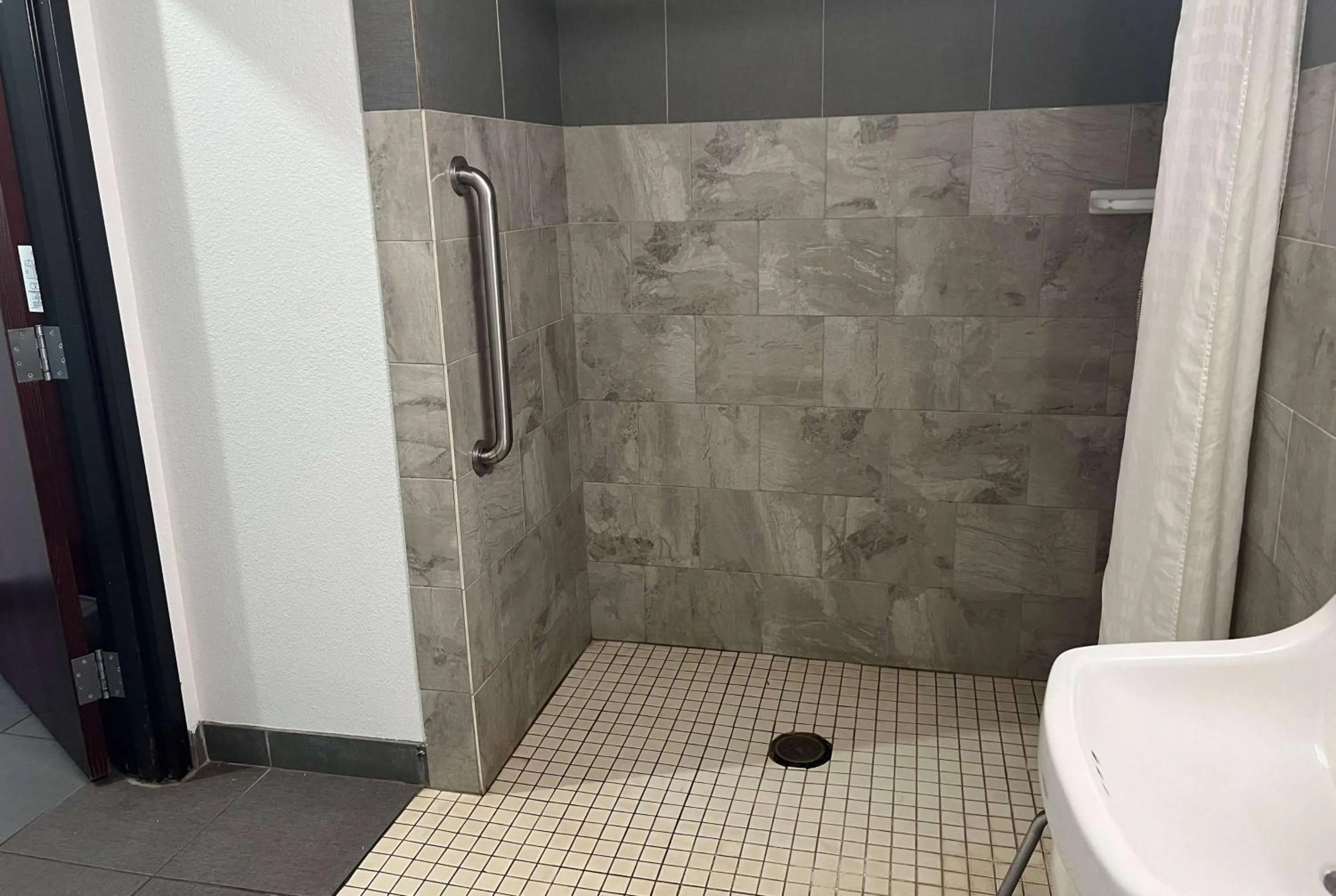 Bathroom in Days Inn by Wyndham Alva