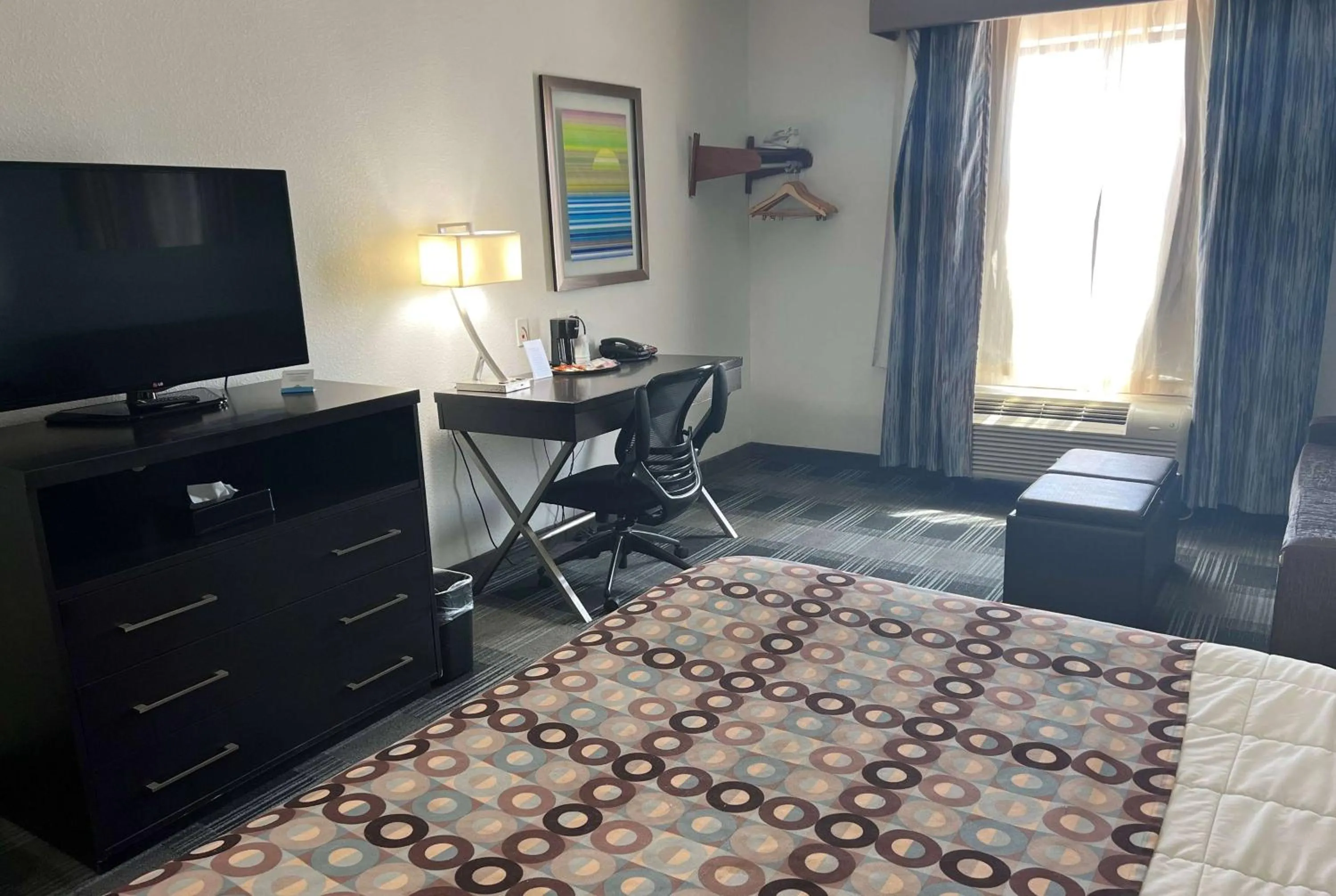 Photo of the whole room, Bed in Days Inn by Wyndham Alva