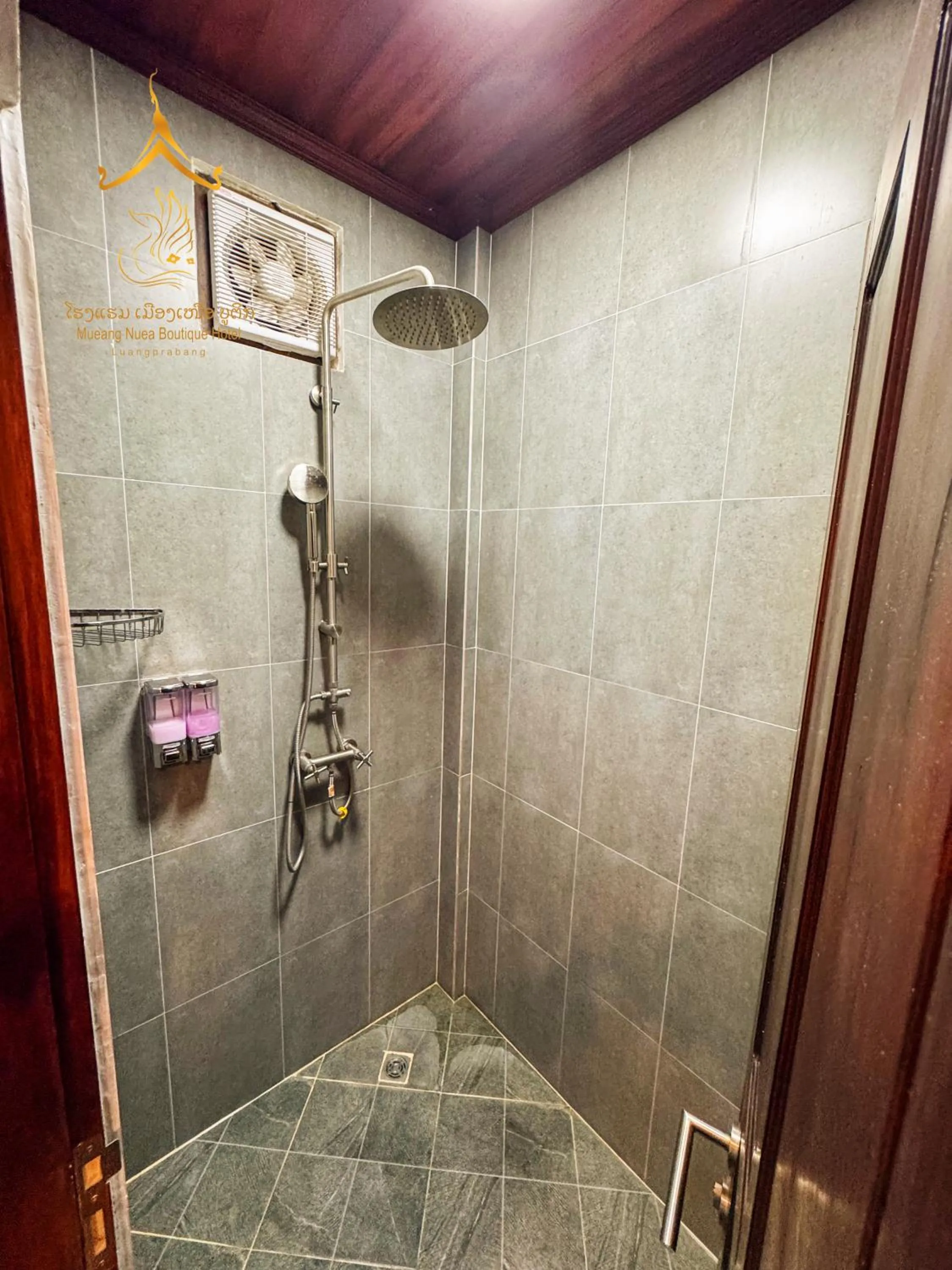 Shower in Mueang Nuea Boutique Hotel