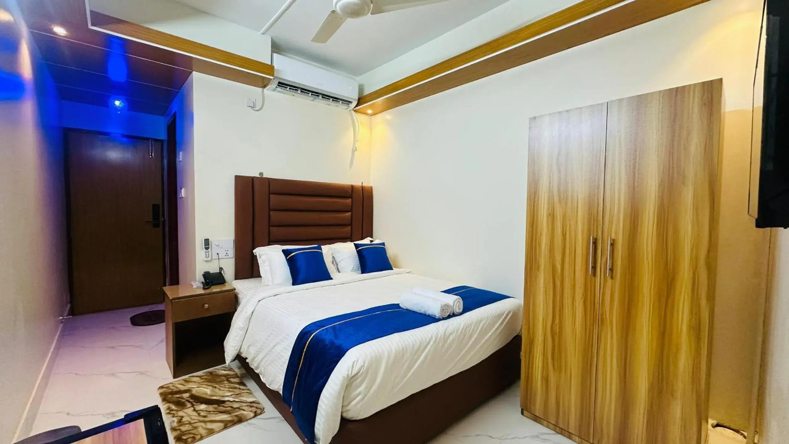 Deluxe Queen Room - single occupancy in Hotel Blue Sky Mirpur Deluxe Queen Room - single occupancy in Hotel Blue Sky Mirpur