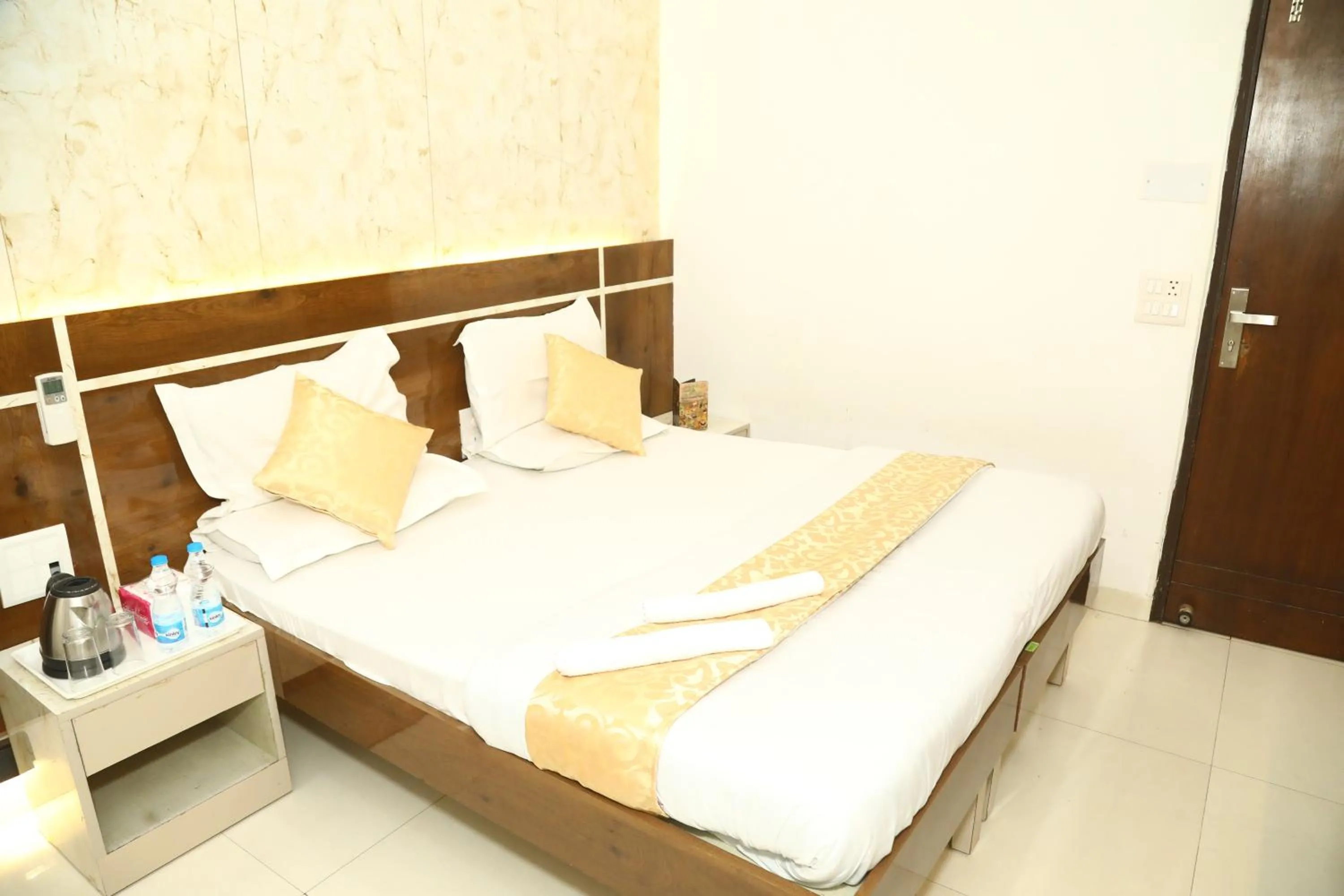 Photo of the whole room, Bed in Flourish Stay Saket near Max Hospital