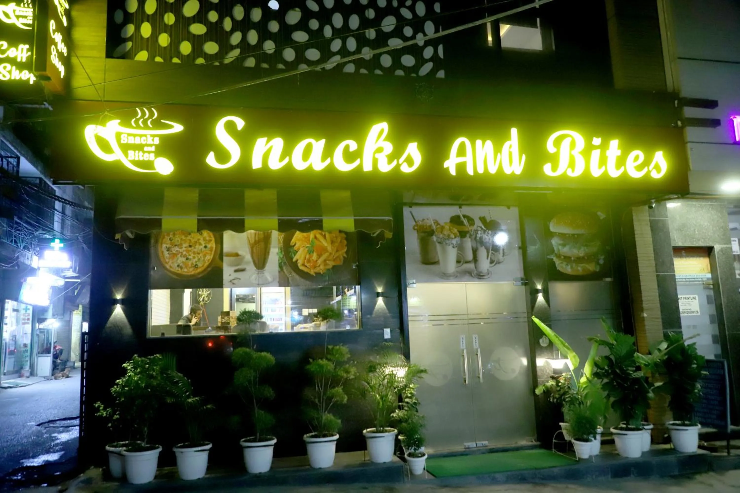 Restaurant/places to eat in Flourish Stay Saket near Max Hospital