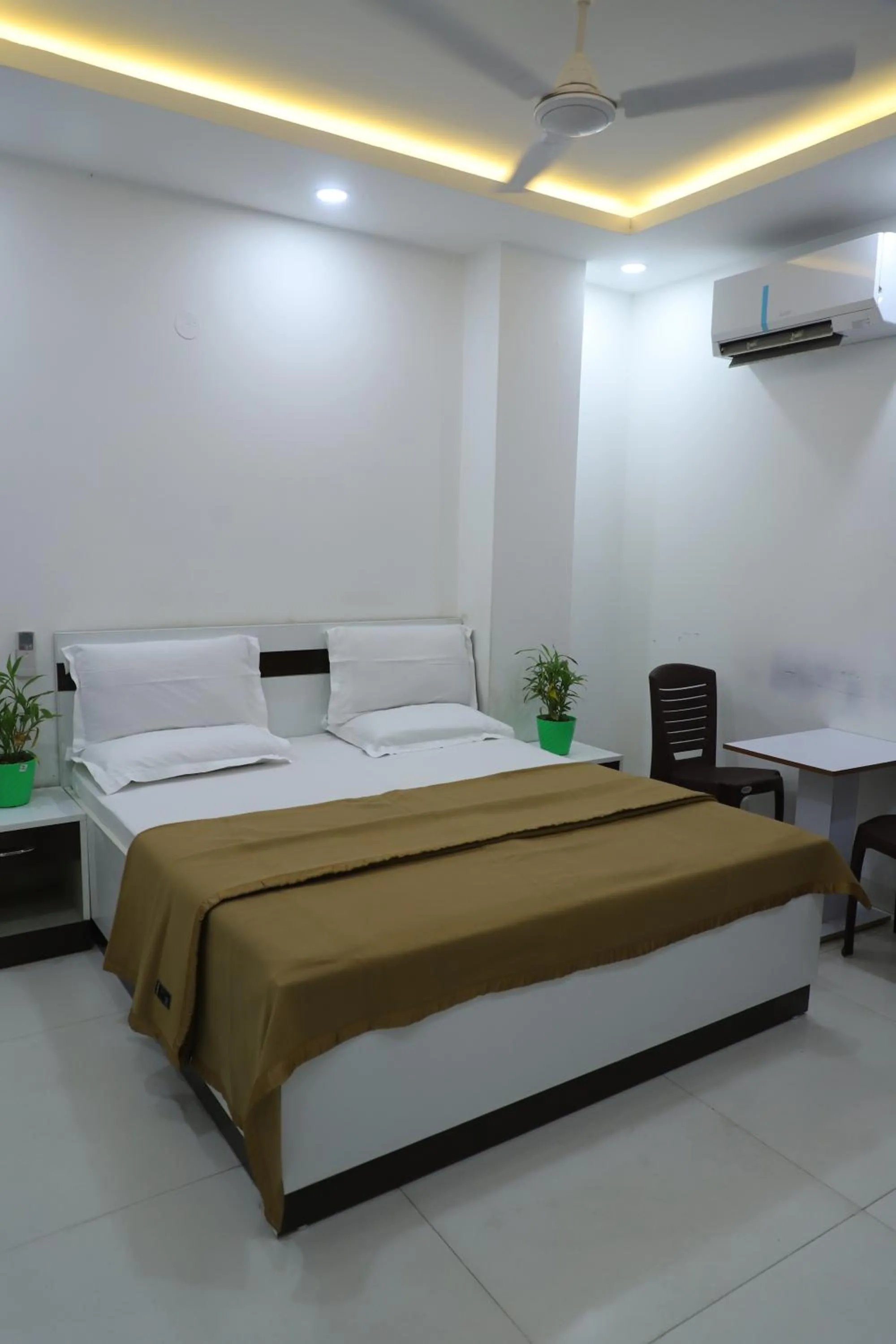 Photo of the whole room, Bed in Flourish Stay Saket near Max Hospital