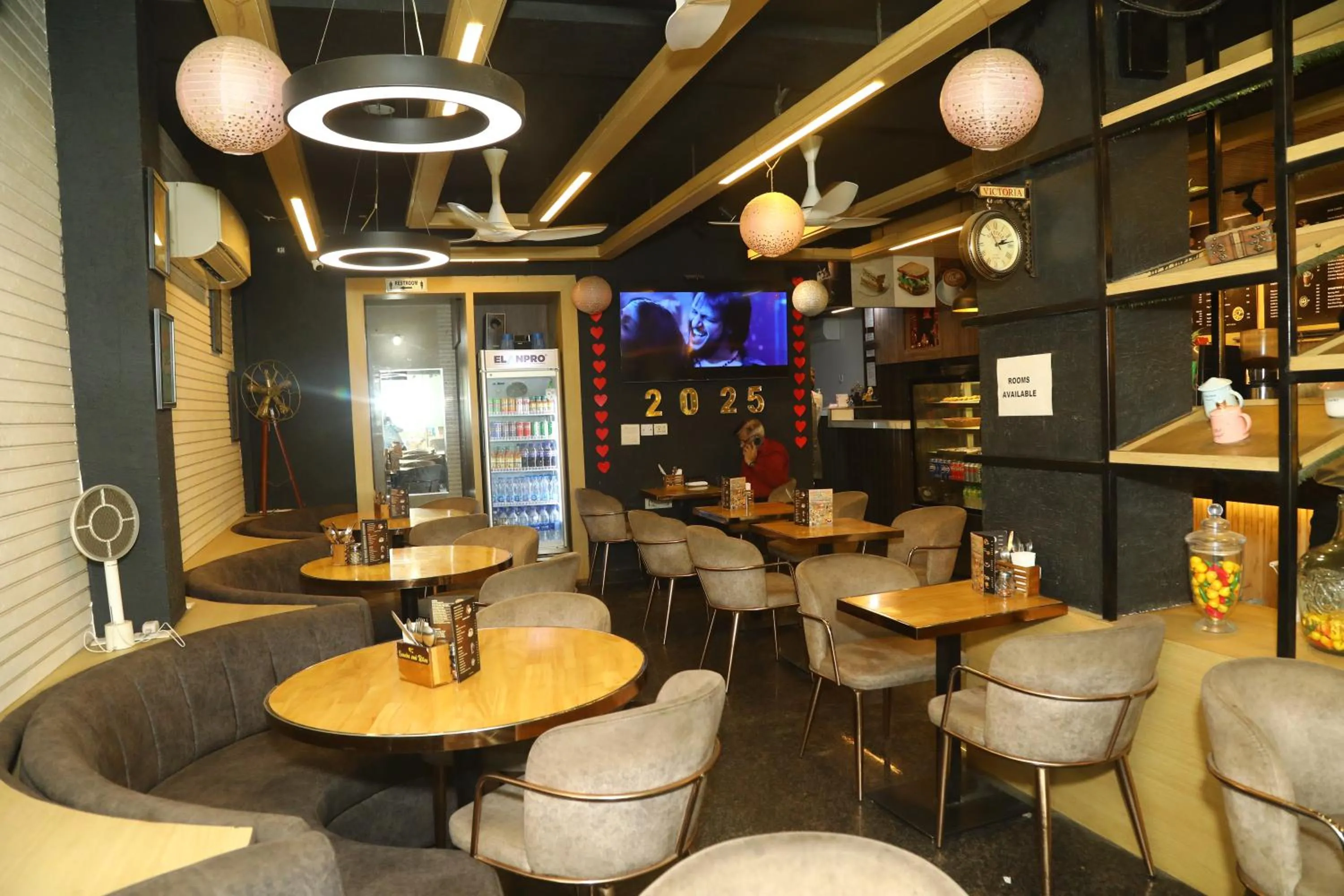 Restaurant/places to eat in Flourish Stay Saket near Max Hospital