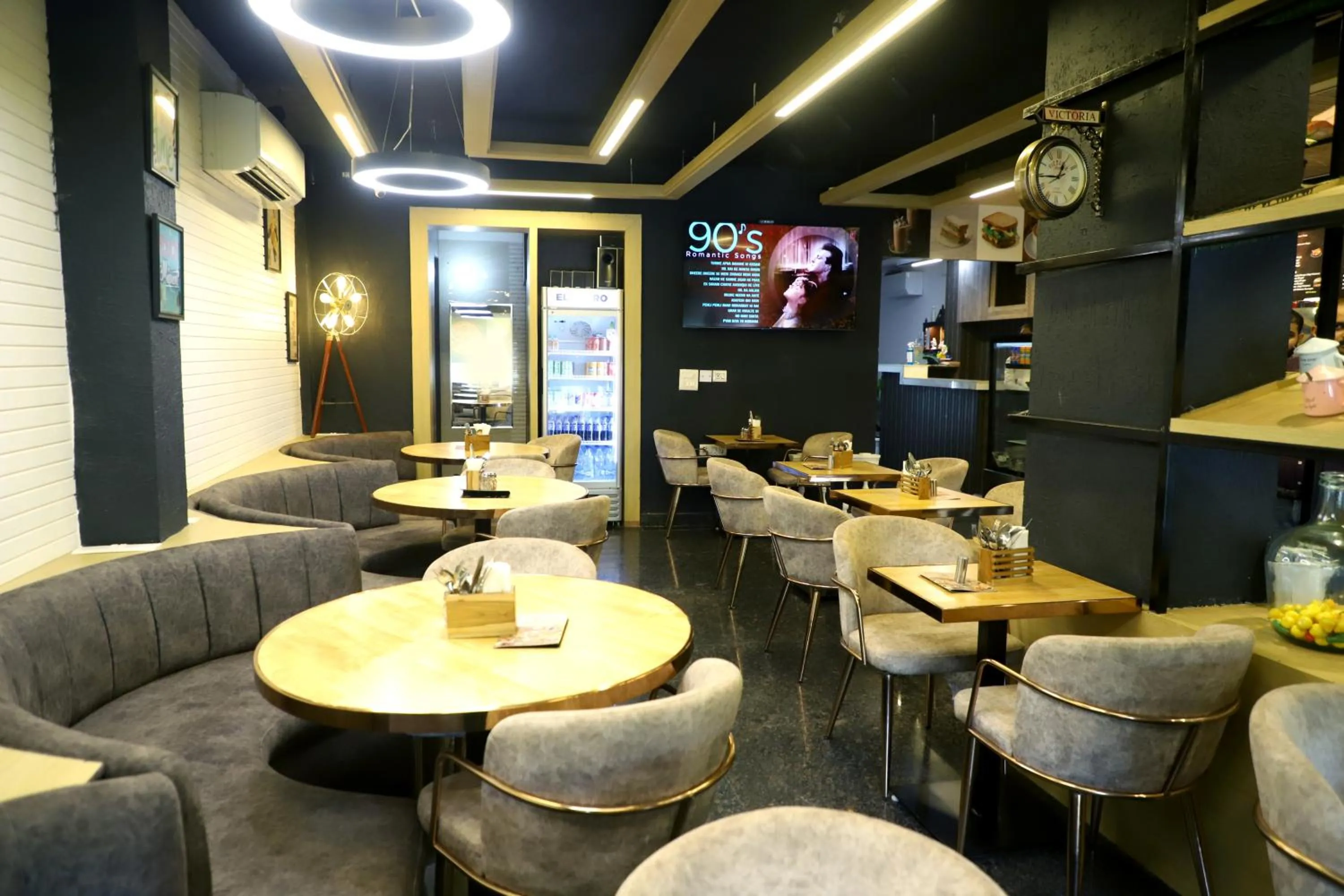 Restaurant/places to eat in Flourish Stay Saket near Max Hospital