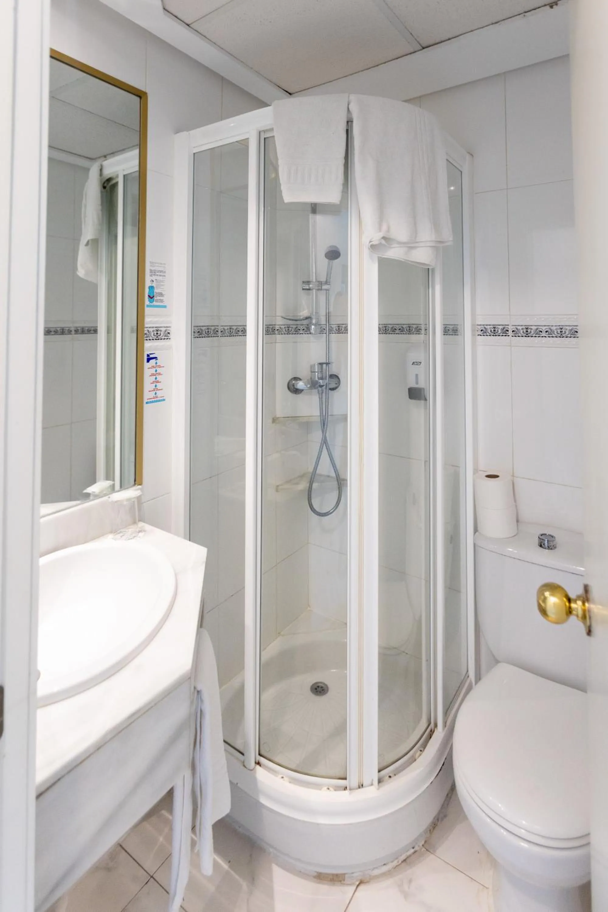 Bathroom in Hotel Mariant