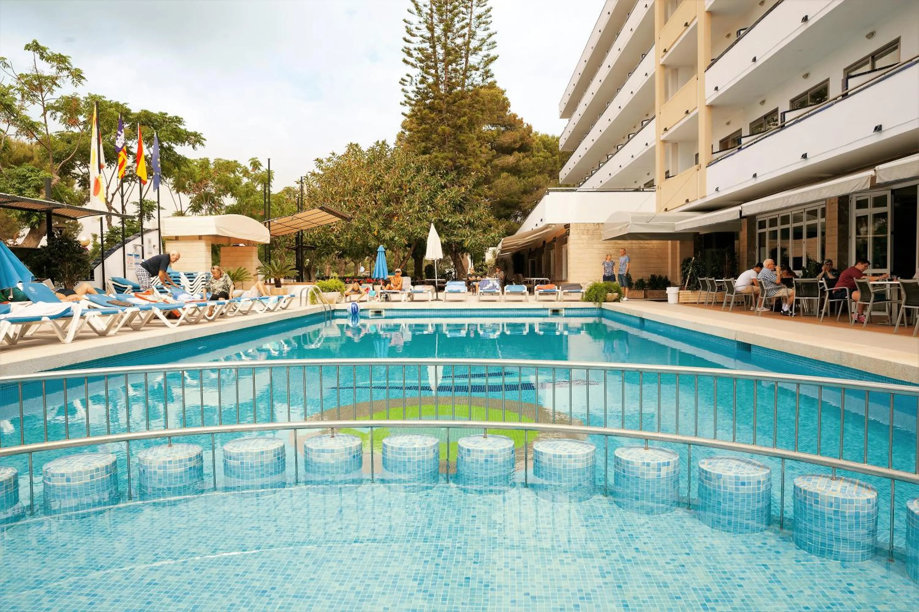 Swimming pool in Hotel Mariant