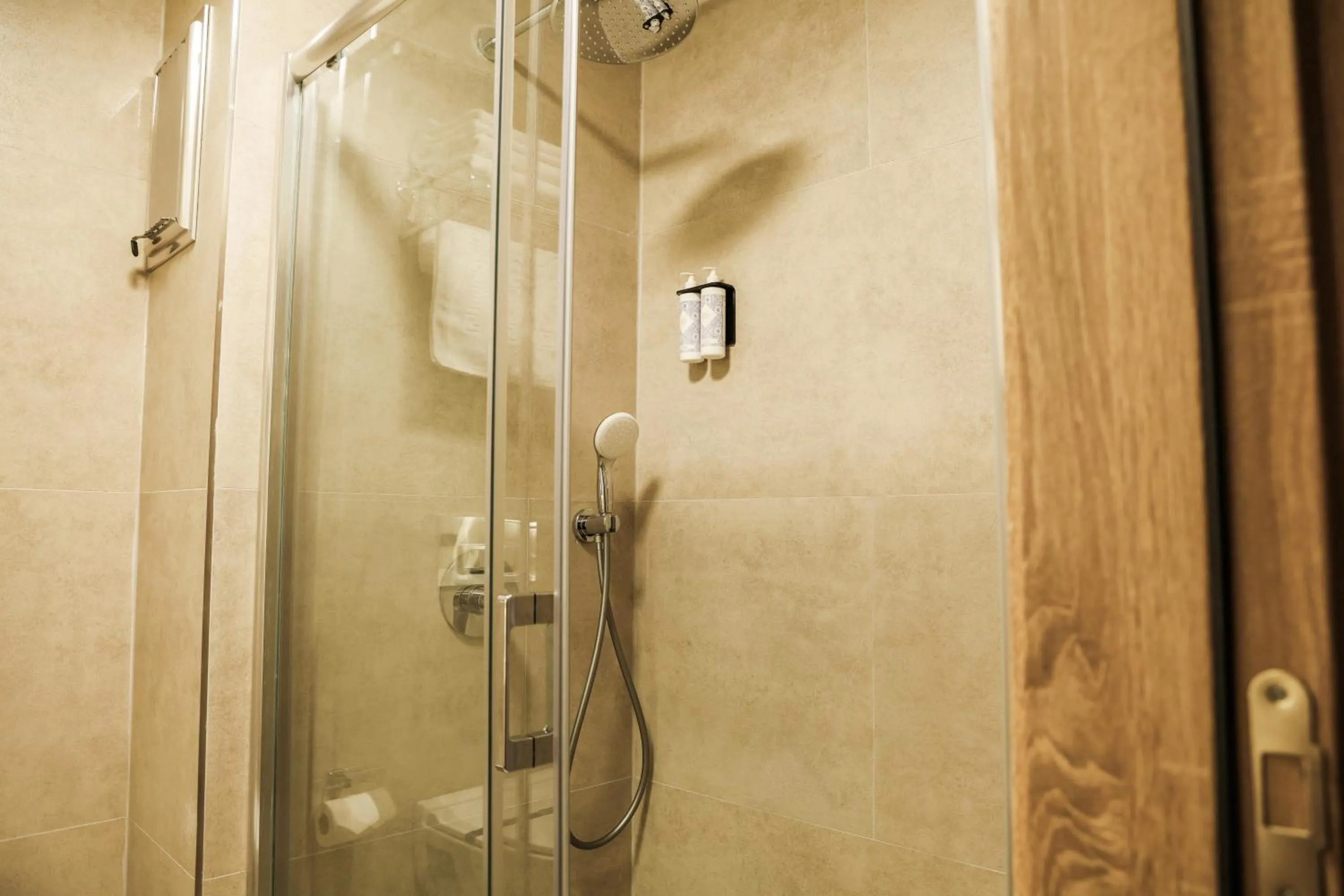 Shower in Continent Hotel Kahramanmaraş