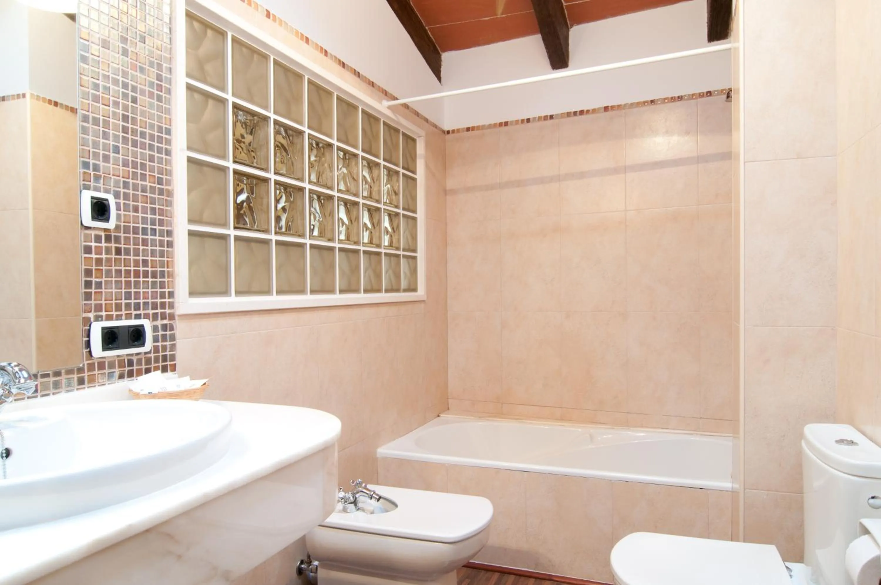 Toilet in Hotel Segles - Turismo de Interior