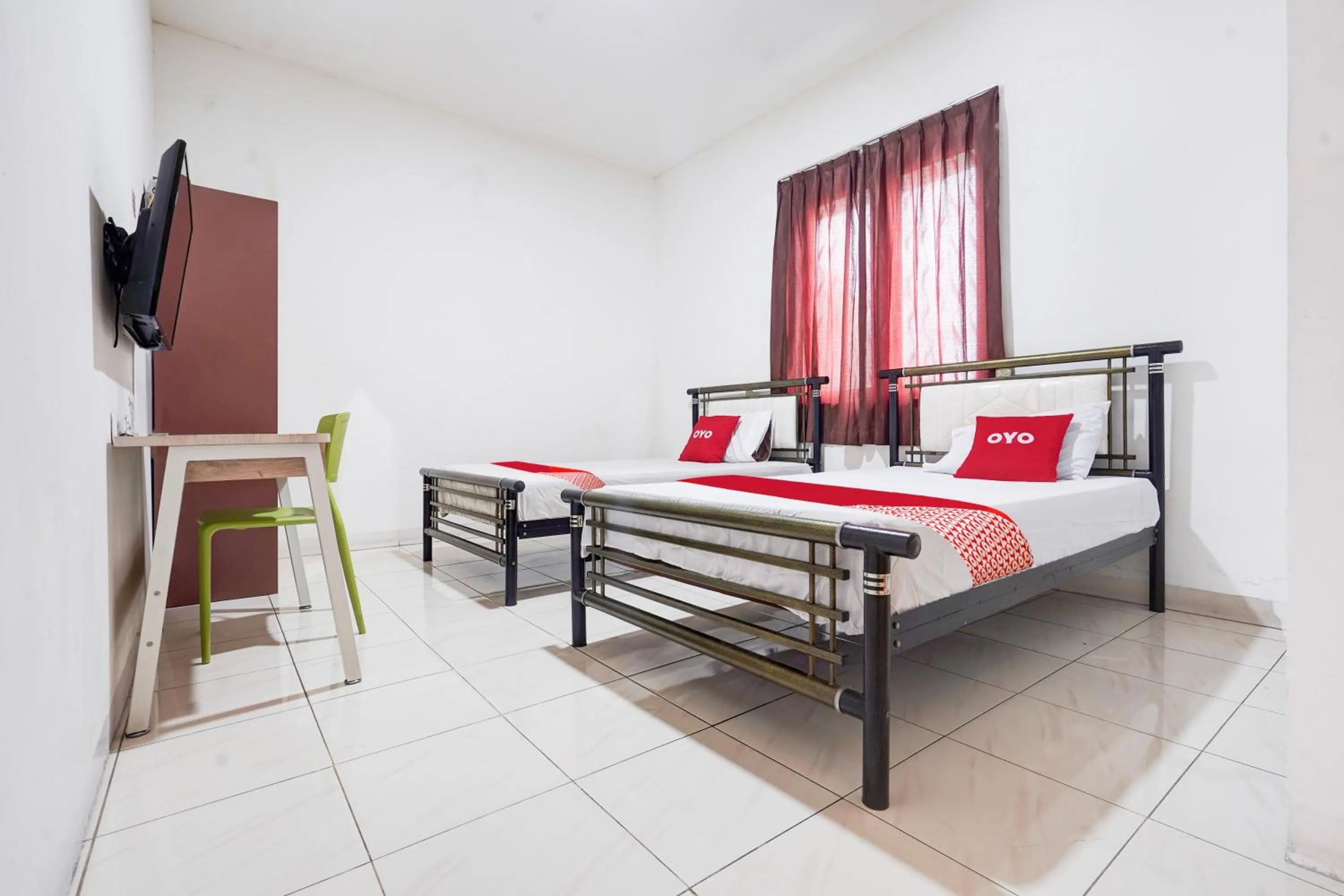 Bedroom, Bed in OYO 94774 Mulia House