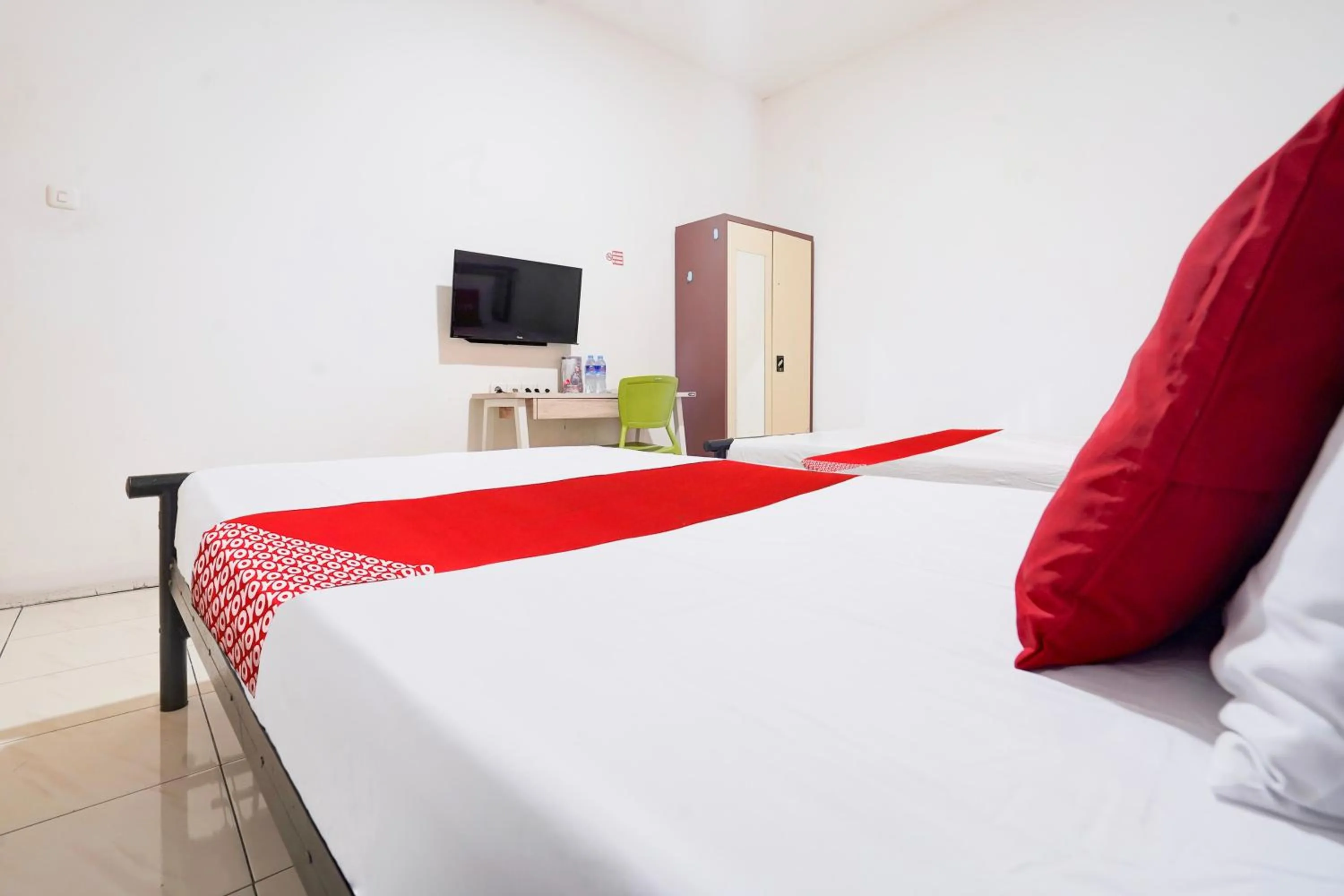 Bedroom, Bed in OYO 94774 Mulia House