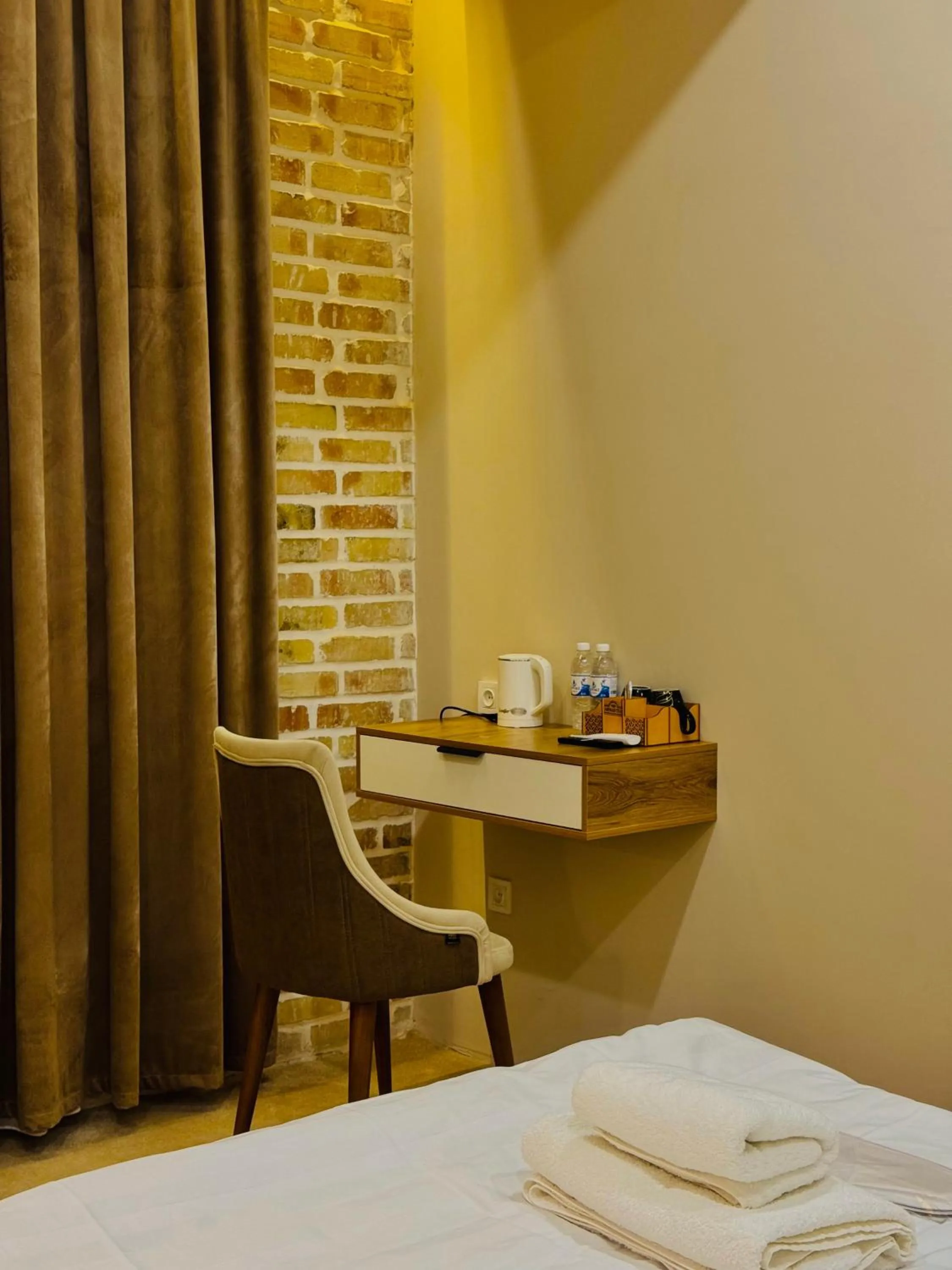 Photo of the whole room, Bed in Shahristan Art Boutique Hotel