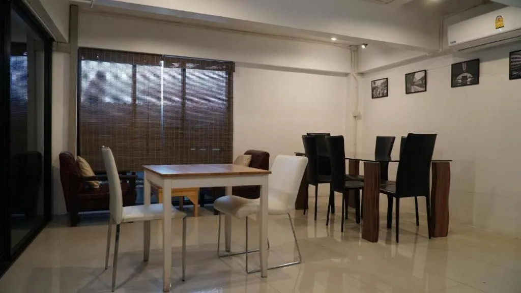 Seating area in Nara Hostel Don Mueang