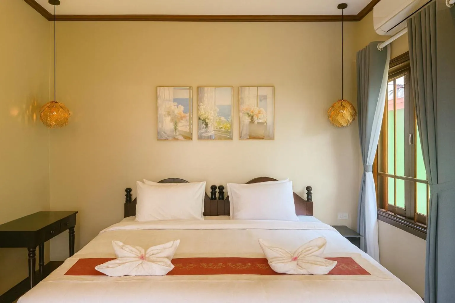 King Room with Garden View in Villa Khili Phousi