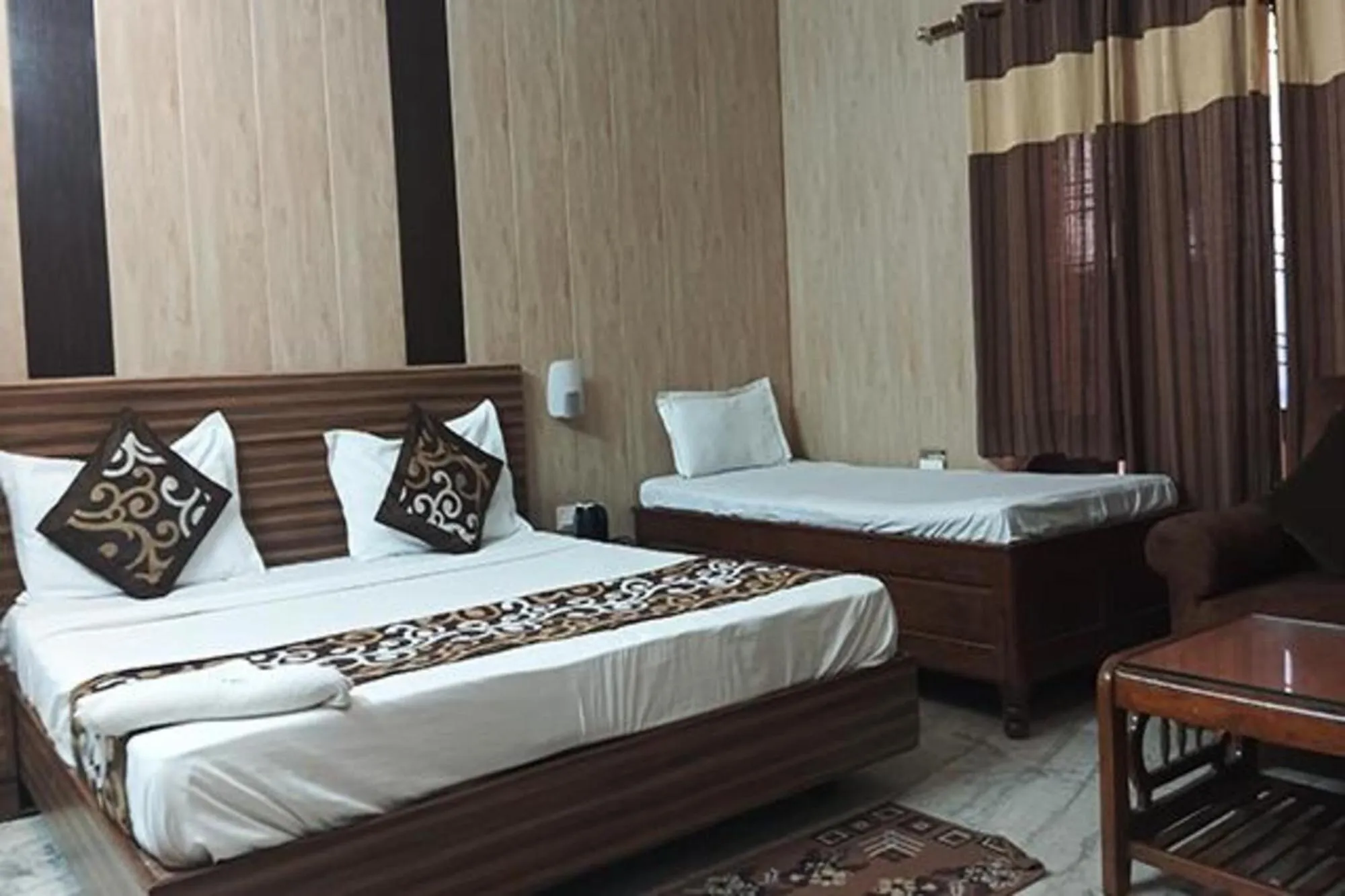 Bed in FabHotel Crown Inn