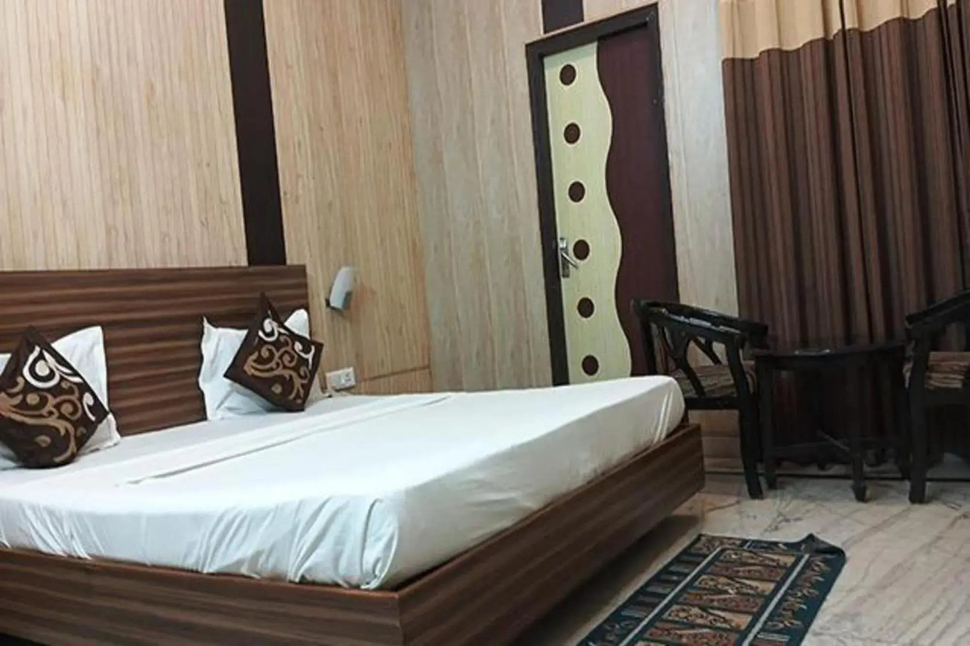 Deluxe Room - single occupancy in FabHotel Crown Inn Deluxe Room - single occupancy in FabHotel Crown Inn