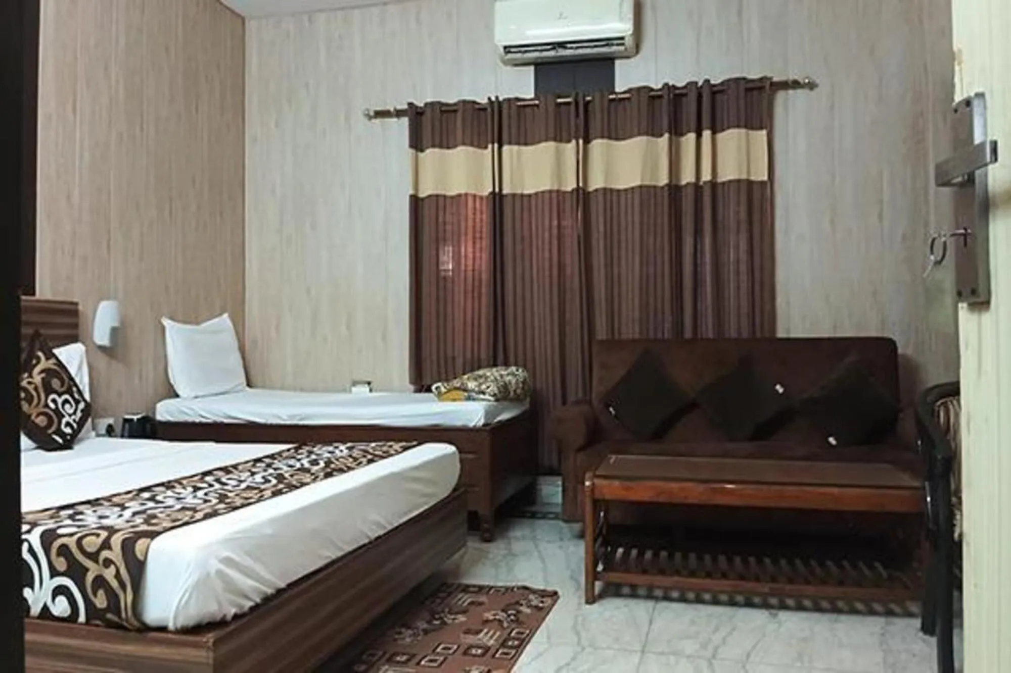 Bed in FabHotel Crown Inn