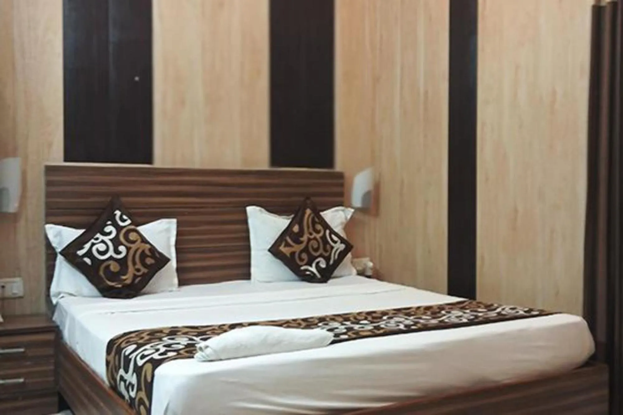 Bed in FabHotel Crown Inn