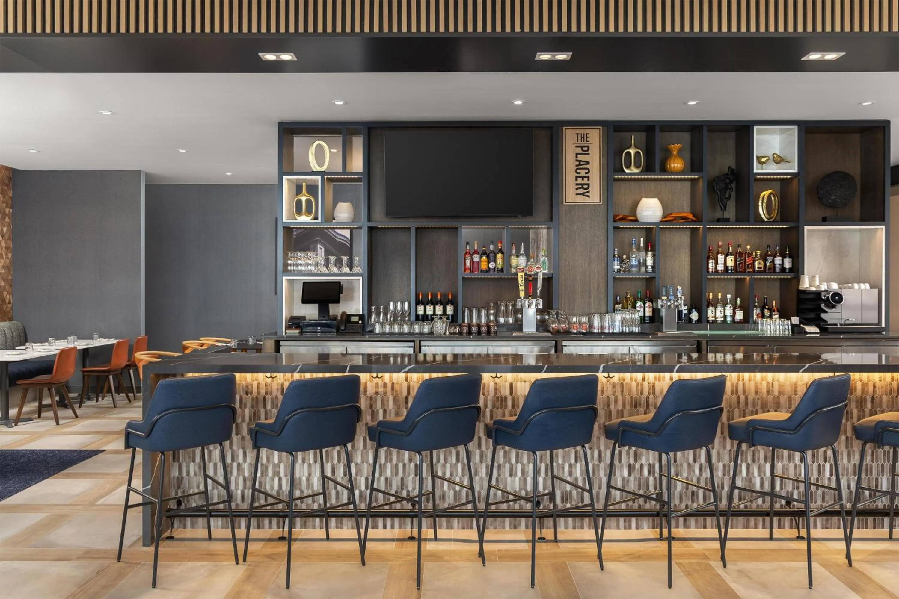 Lounge or bar in Hyatt Place Toronto Airport