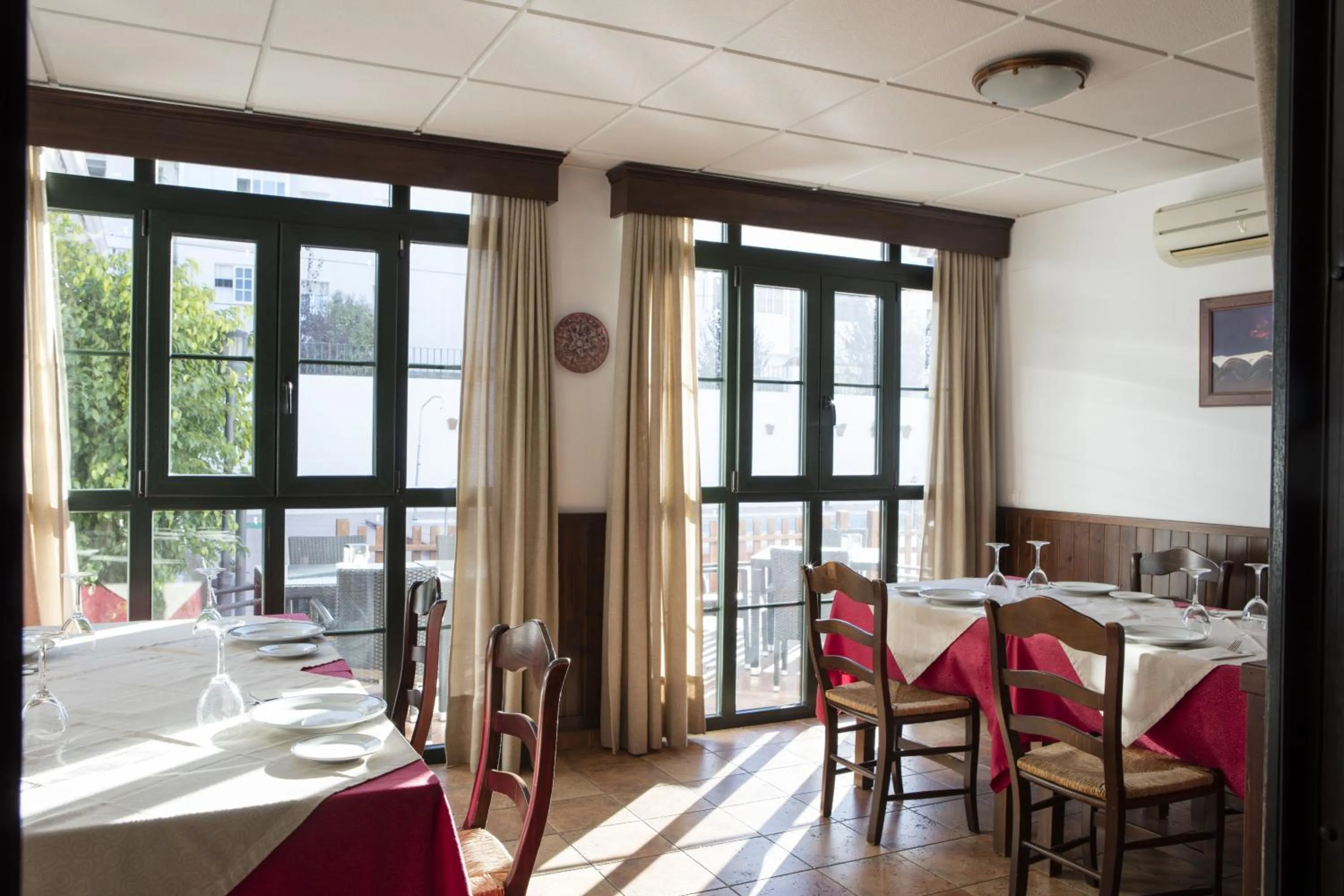 Dining area in Hotel Tugasa Sierra y Cal