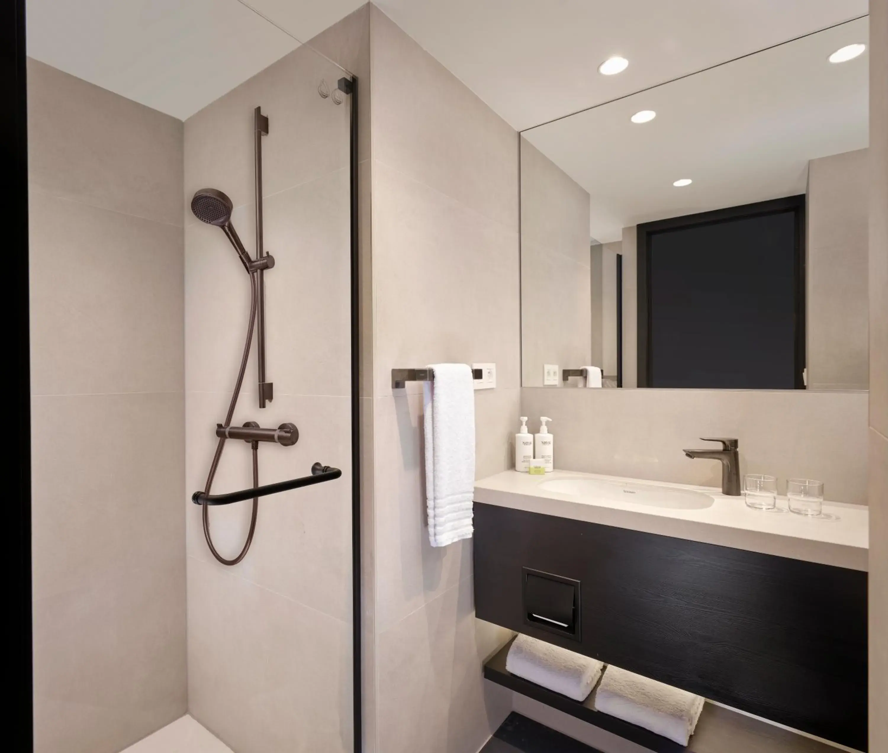 Signature Deluxe King Room in Courtyard by Marriott Ghent Signature Deluxe King Room in Courtyard by Marriott Ghent