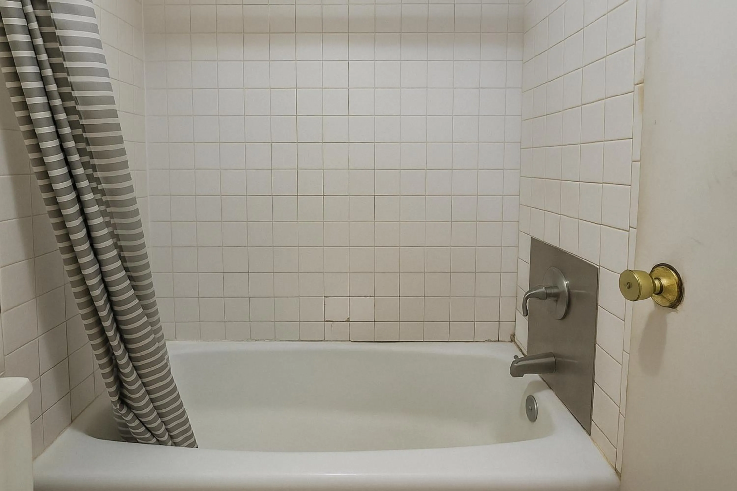 Bath in Capital O Pleasant Motel Grand Rapids MI