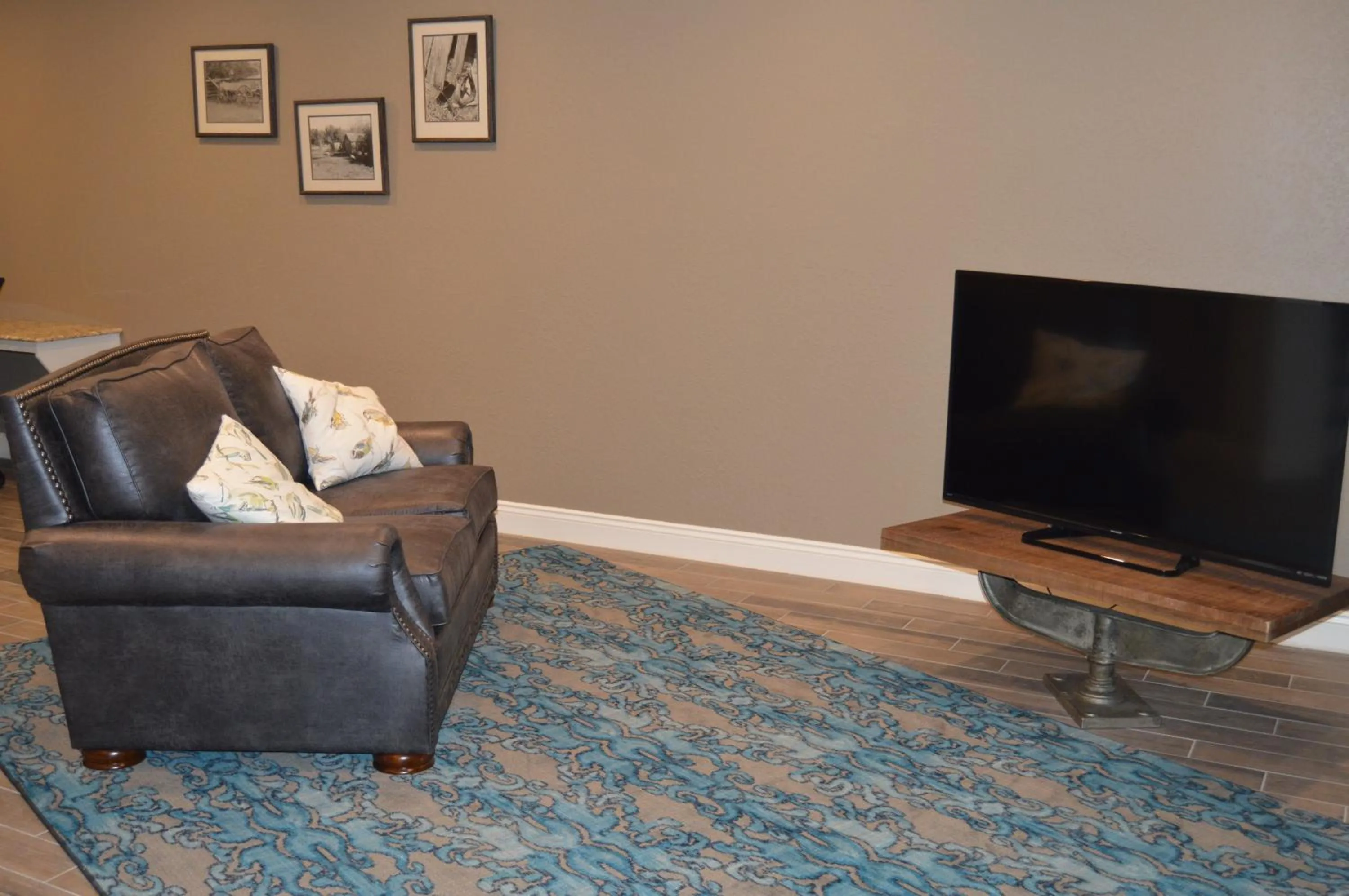 Communal lounge/ TV room in Heritage Place Hotel and Suites