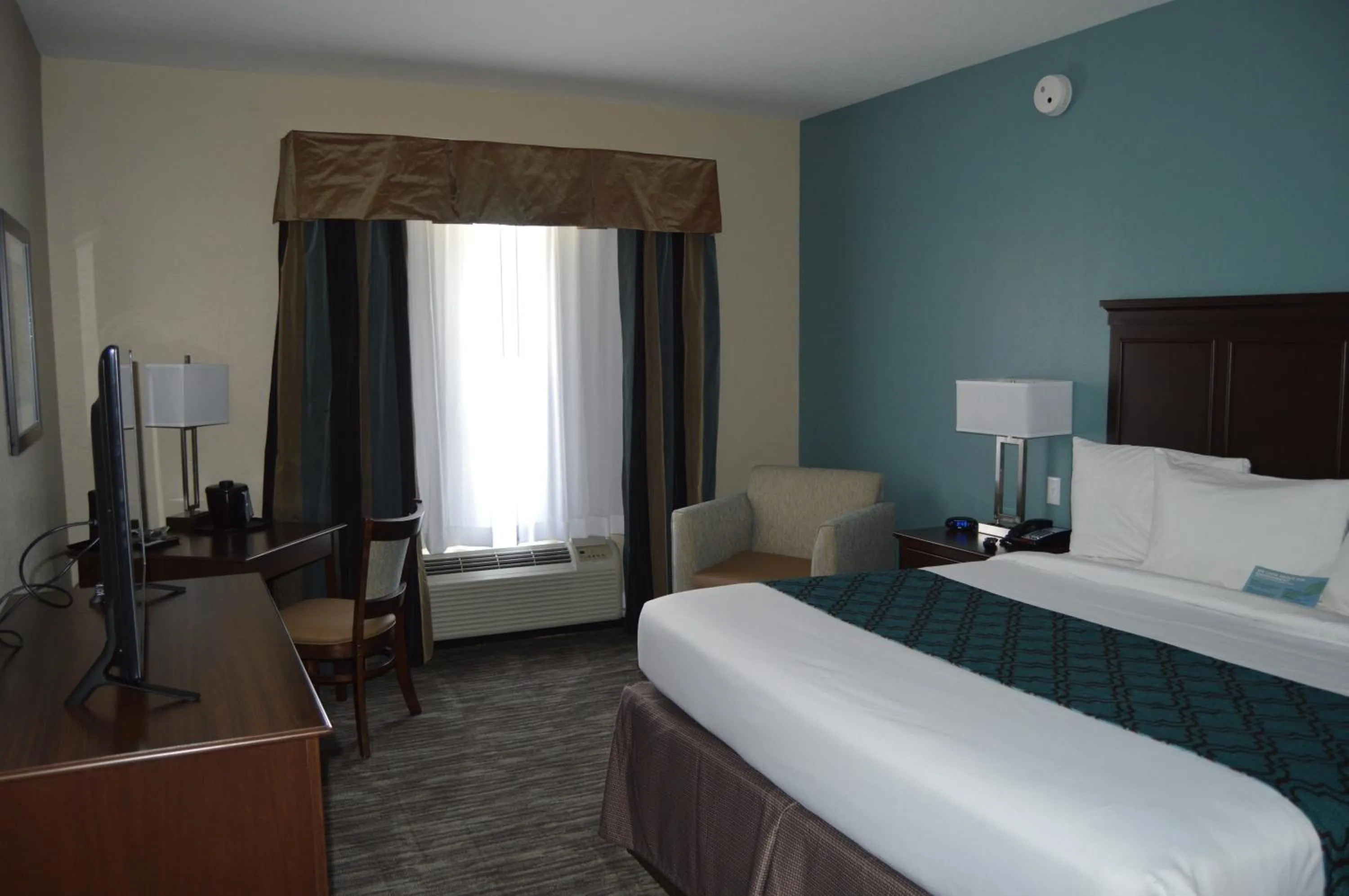 Photo of the whole room, Bed in Heritage Place Hotel and Suites